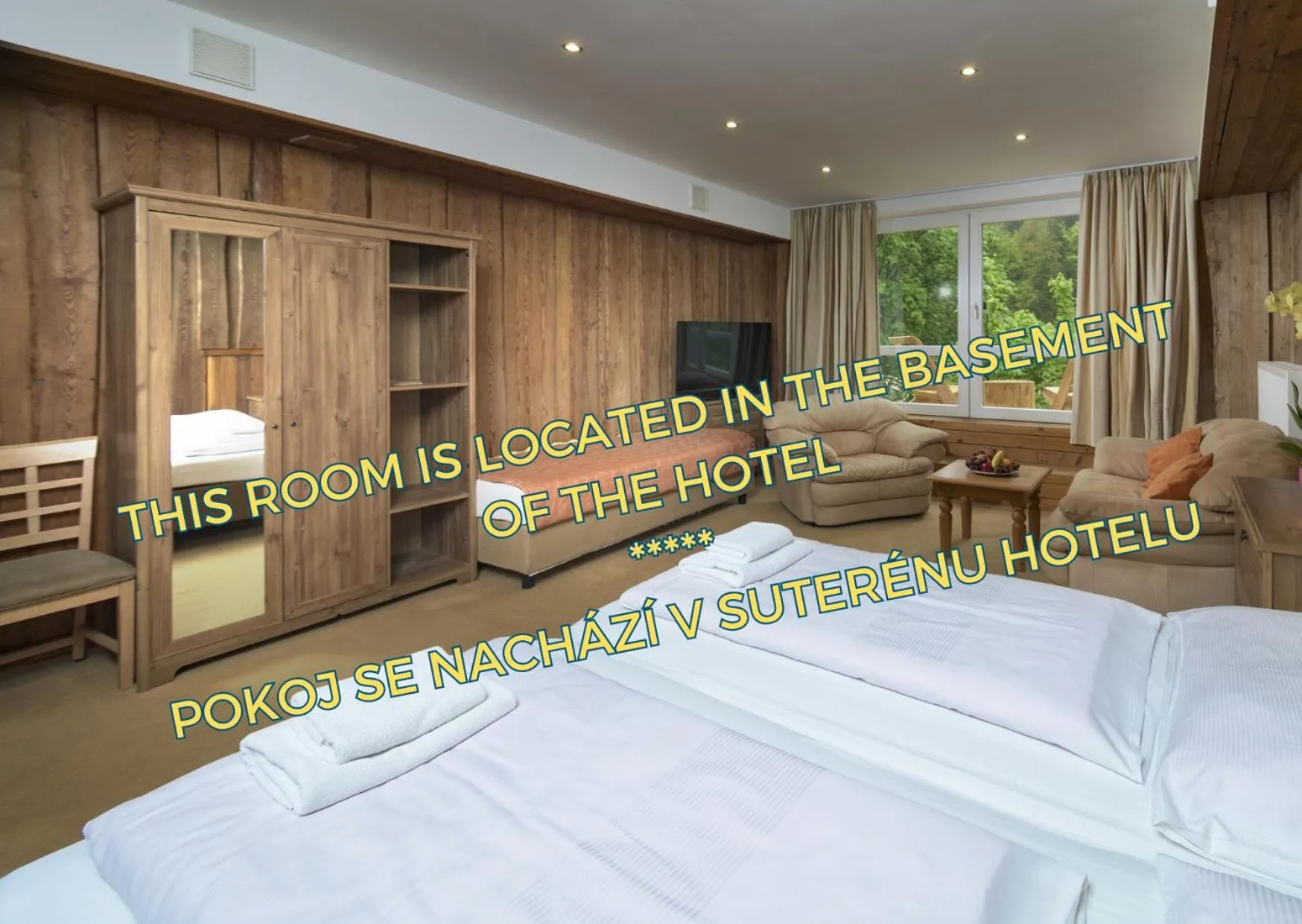 Property building, Bed in Hotel Tři Růže