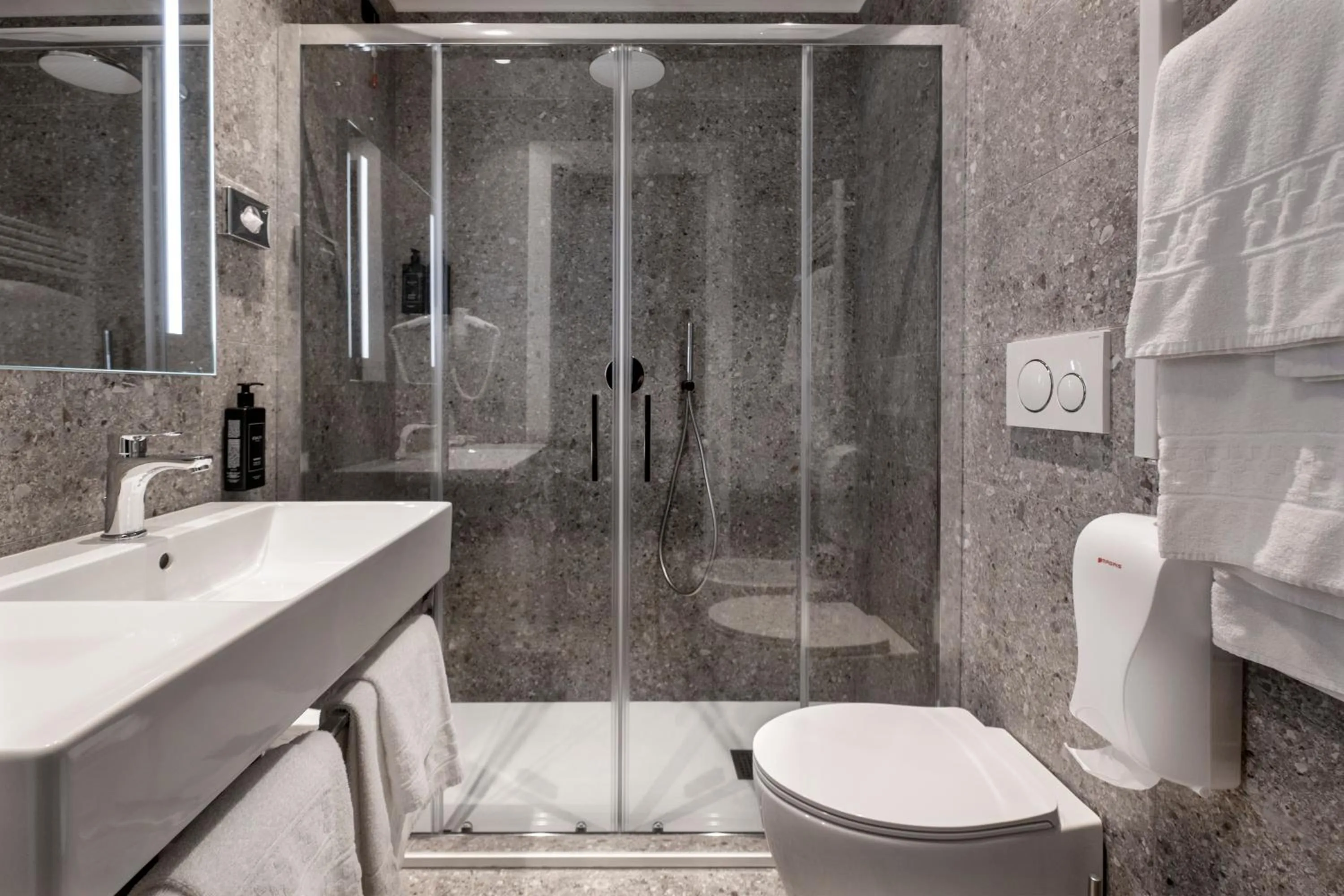 Bathroom in Hotel Del Lago Piediluco Active & SPA