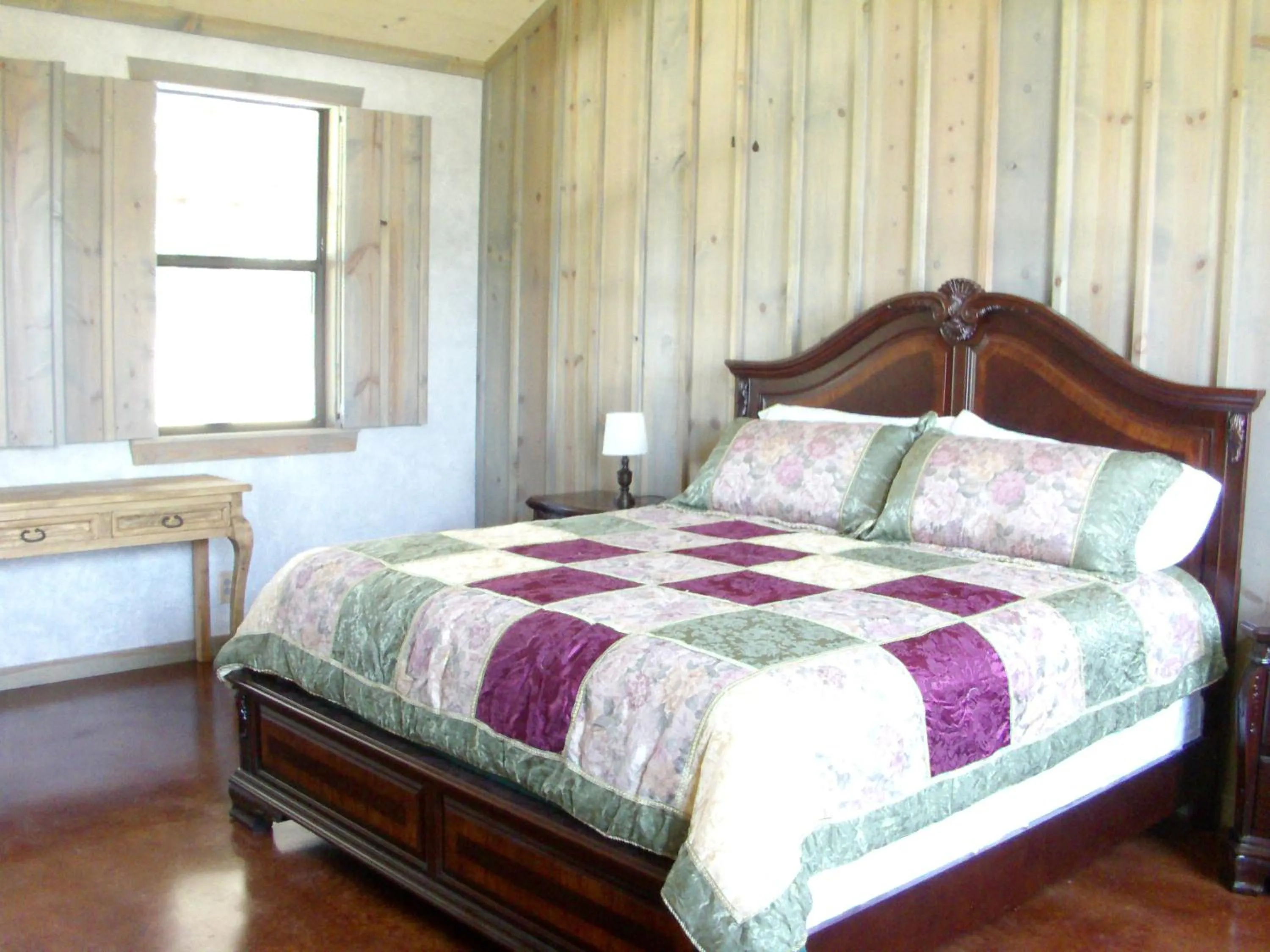 Bed in Breezy Hills Cottages - Hill Top Cottage