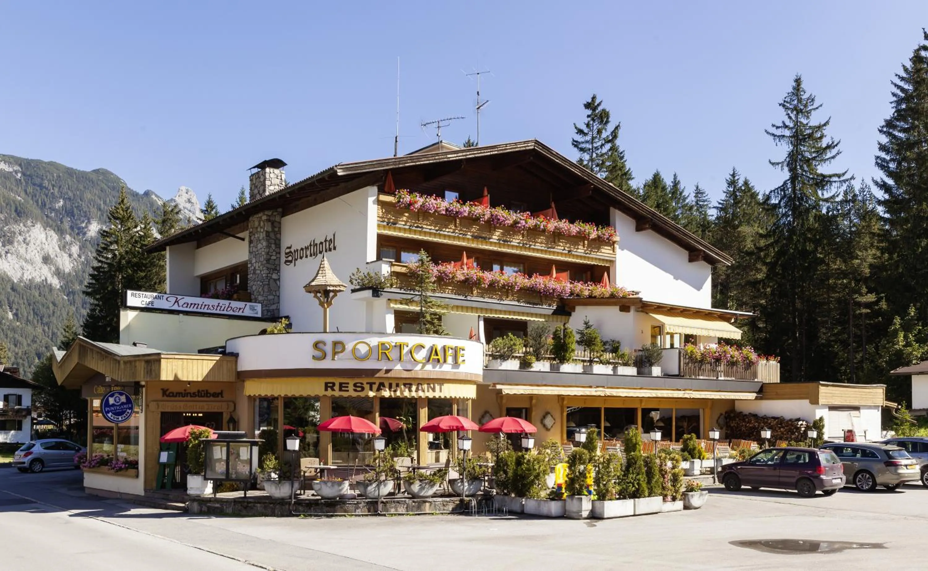 Facade/entrance in Raffl's Hotel