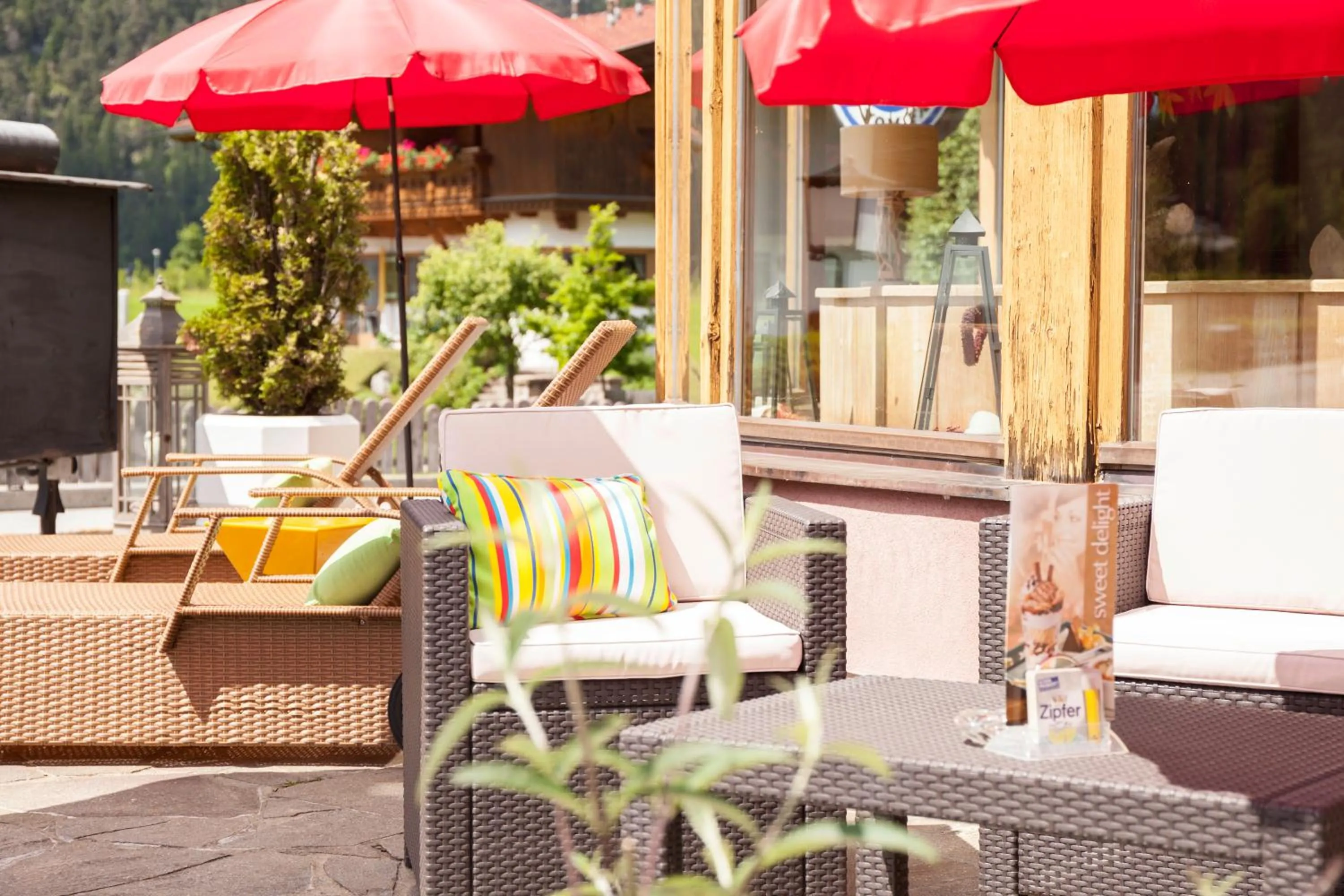 Restaurant/places to eat in Raffl's Hotel