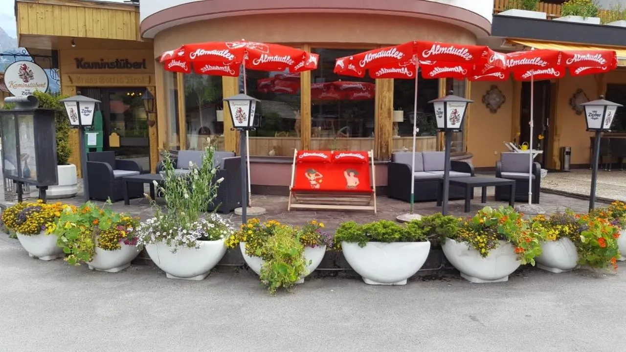 Restaurant/places to eat in Raffl's Hotel