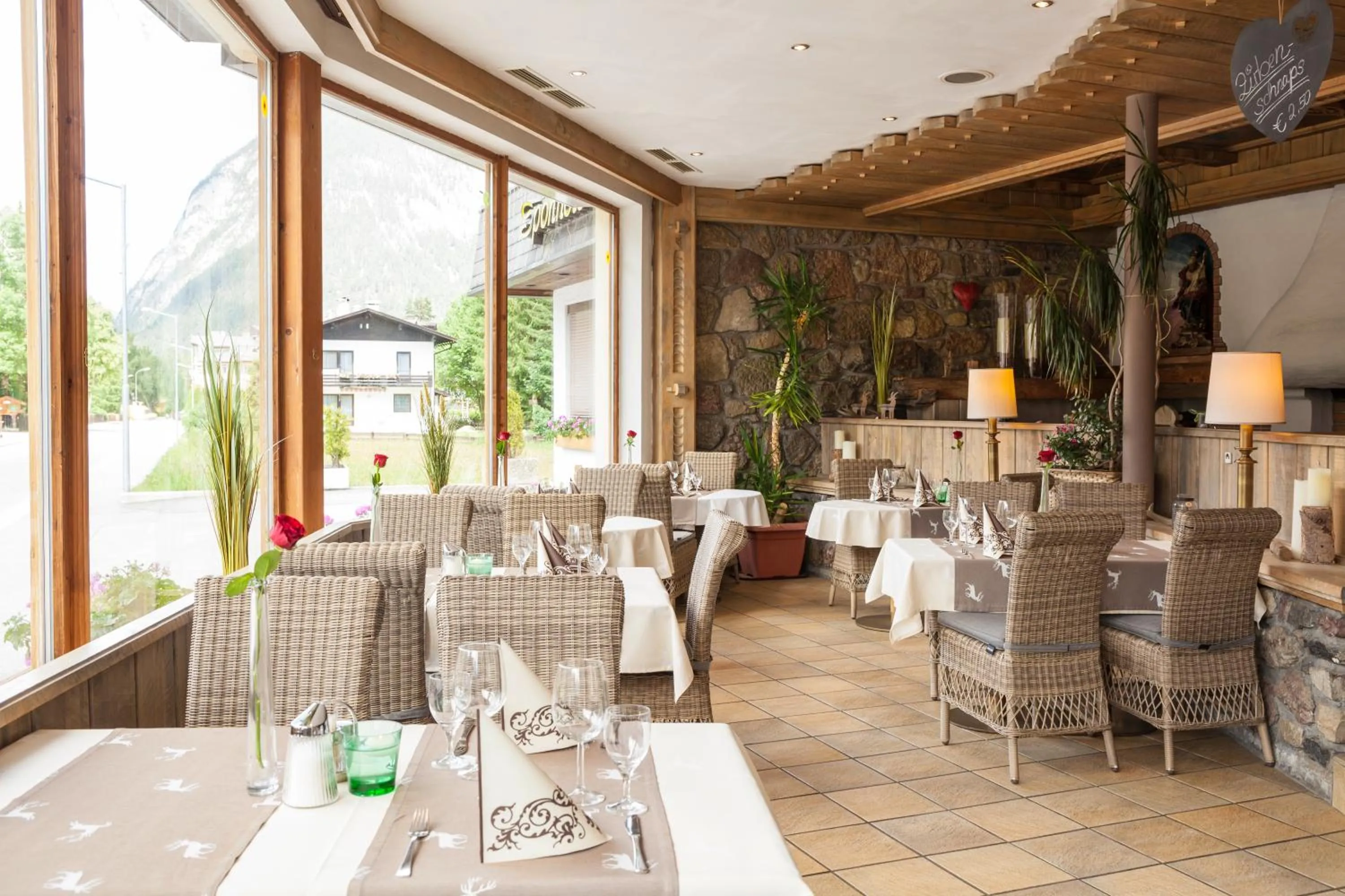 Restaurant/places to eat in Raffl's Hotel