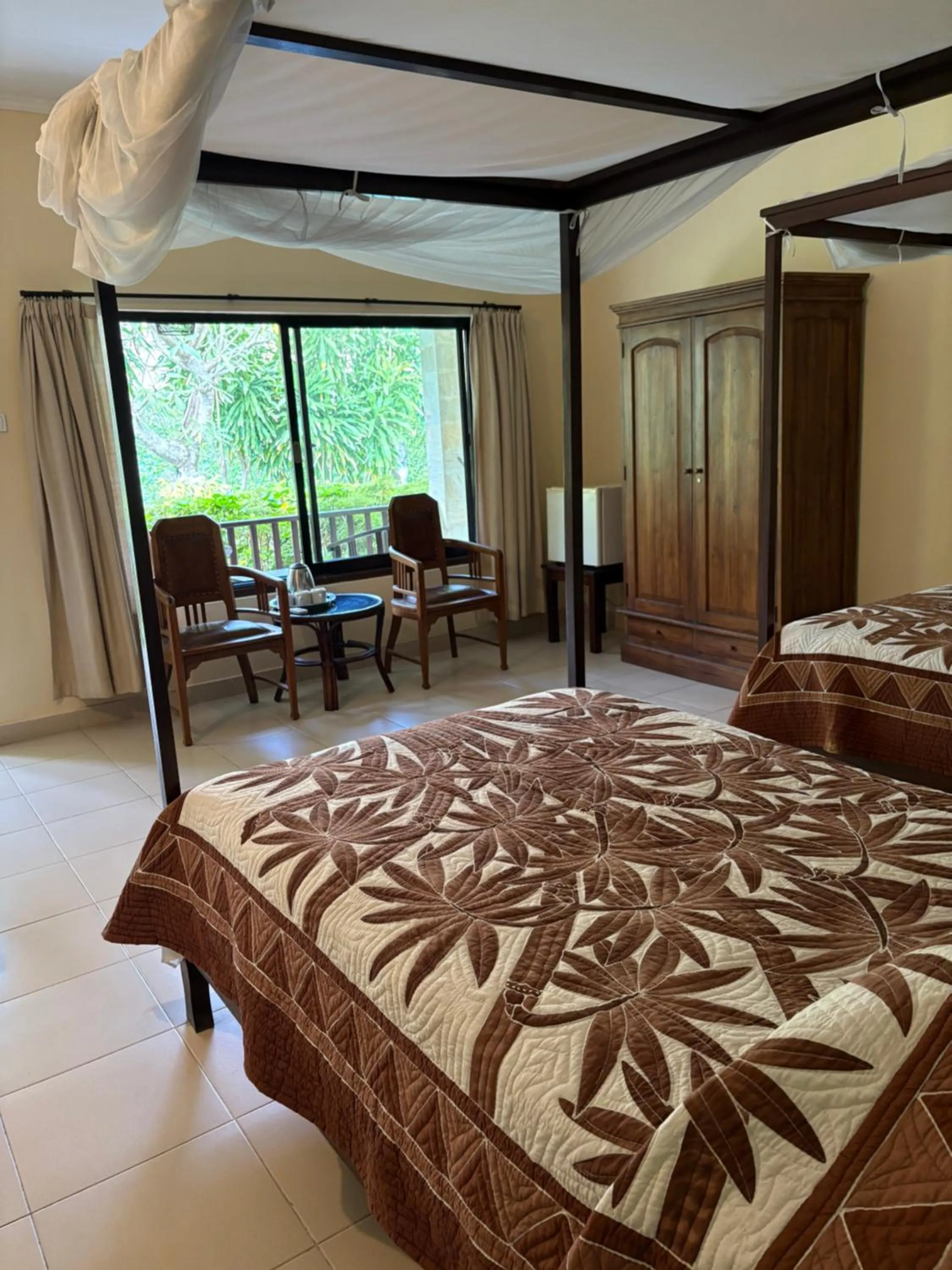 Property building, Bed in Raja Gardens Hotel