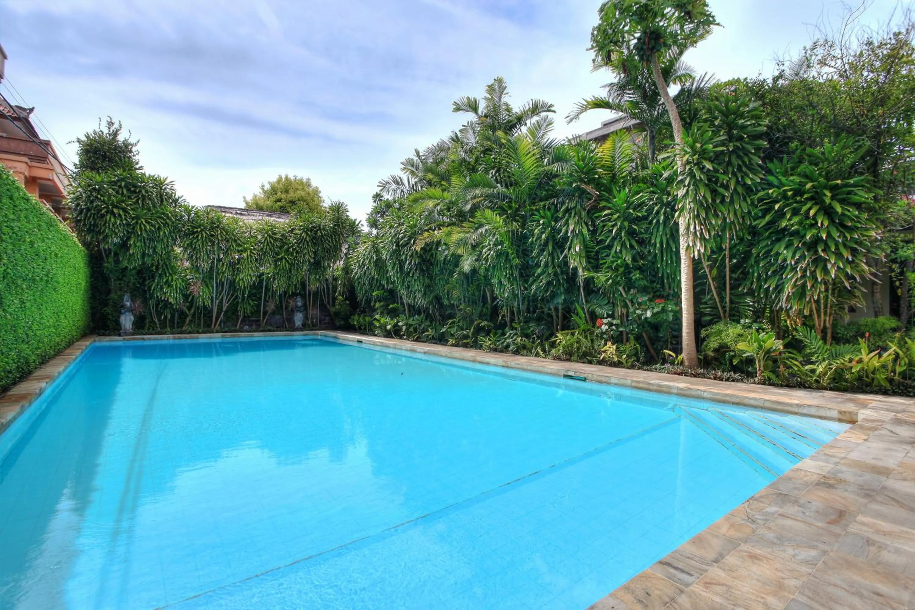 Swimming pool in Raja Gardens Hotel
