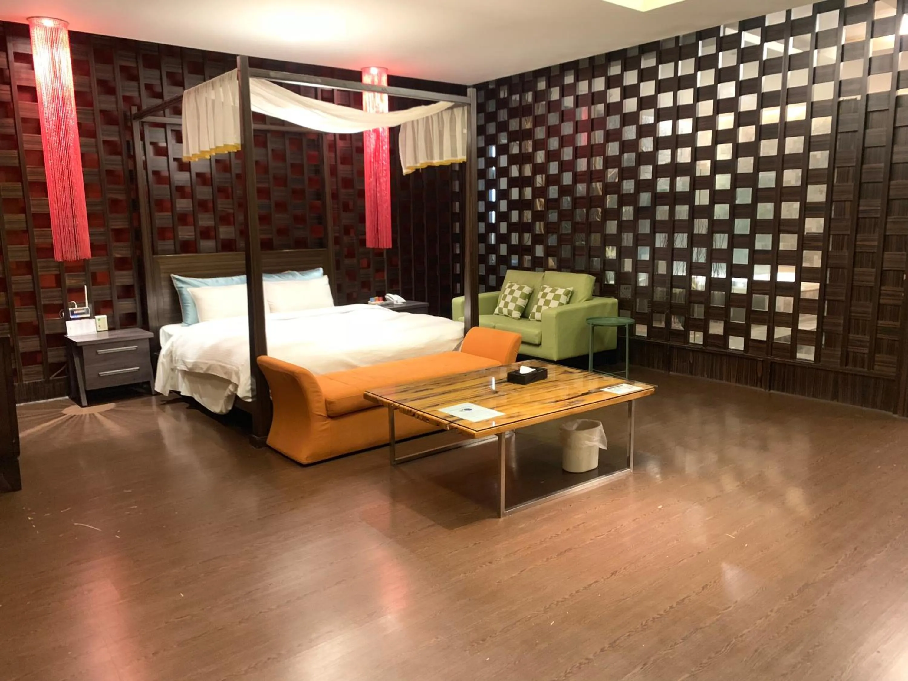 Bed in Her Home Spa Motel Douliu