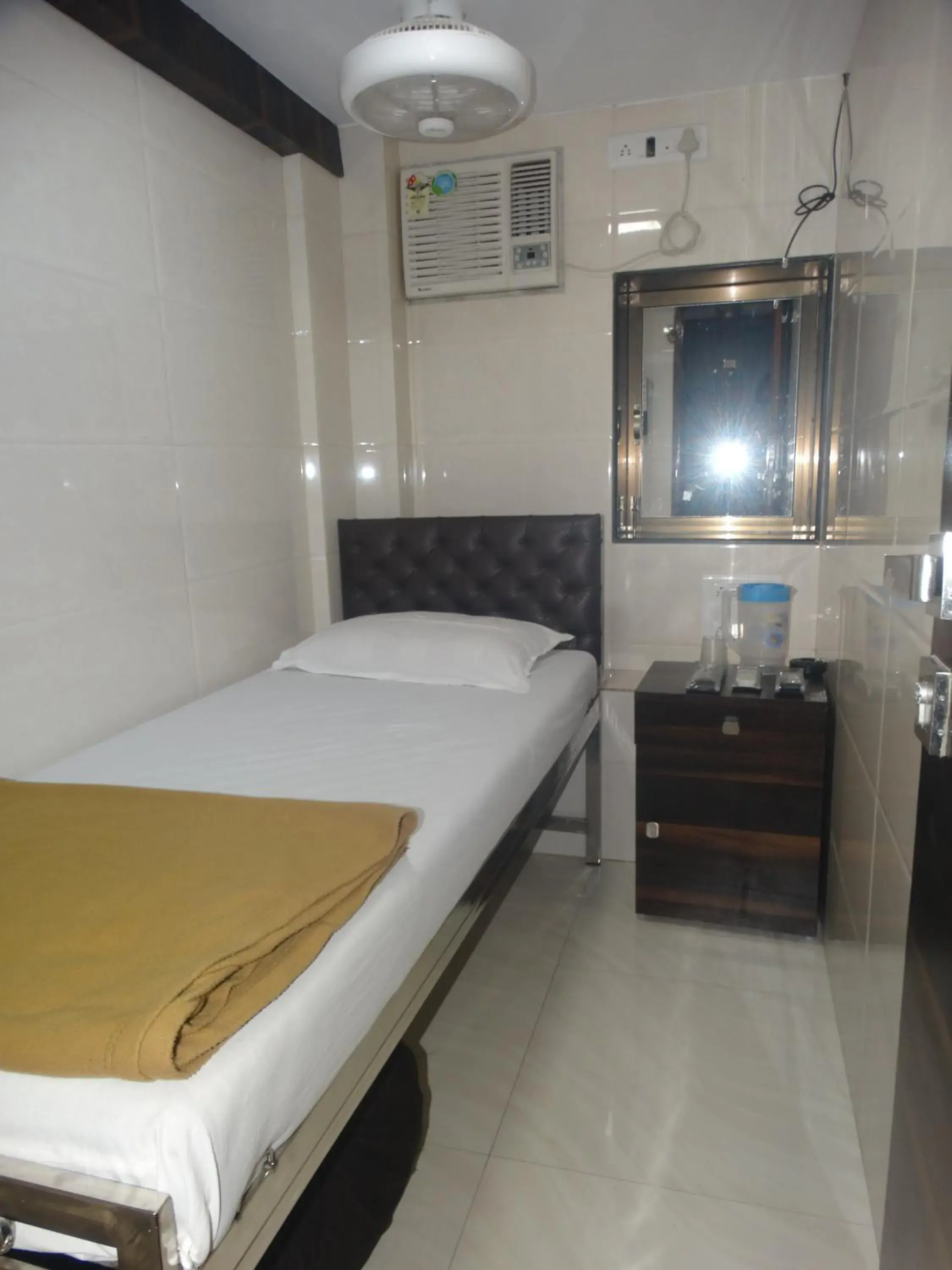 Single Room with Shared Bathroom in Hotel Qamar Single Room with Shared Bathroom in Hotel Qamar