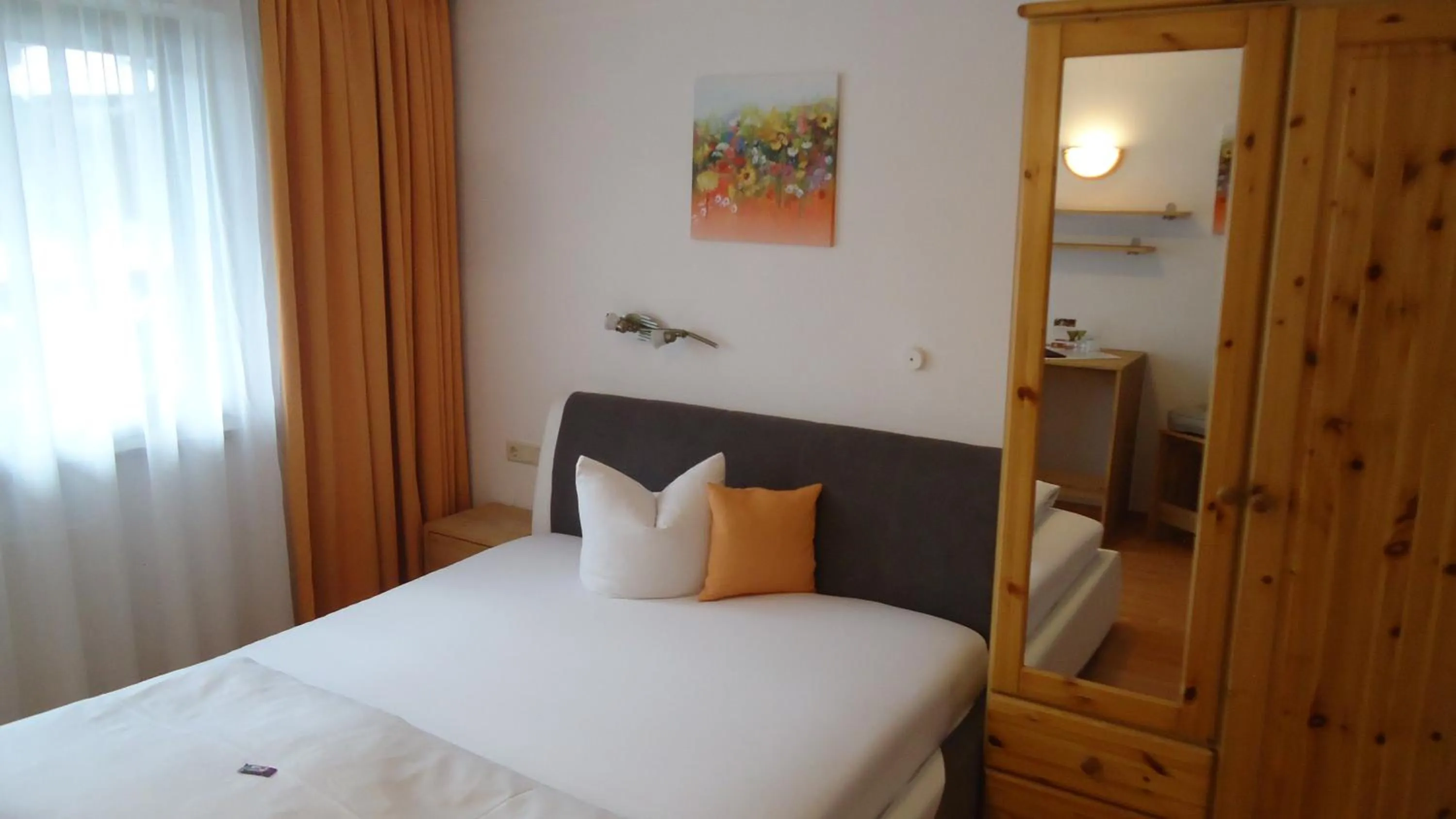 Bedroom, Bed in Landhaus Klausnerhof Hotel Garni