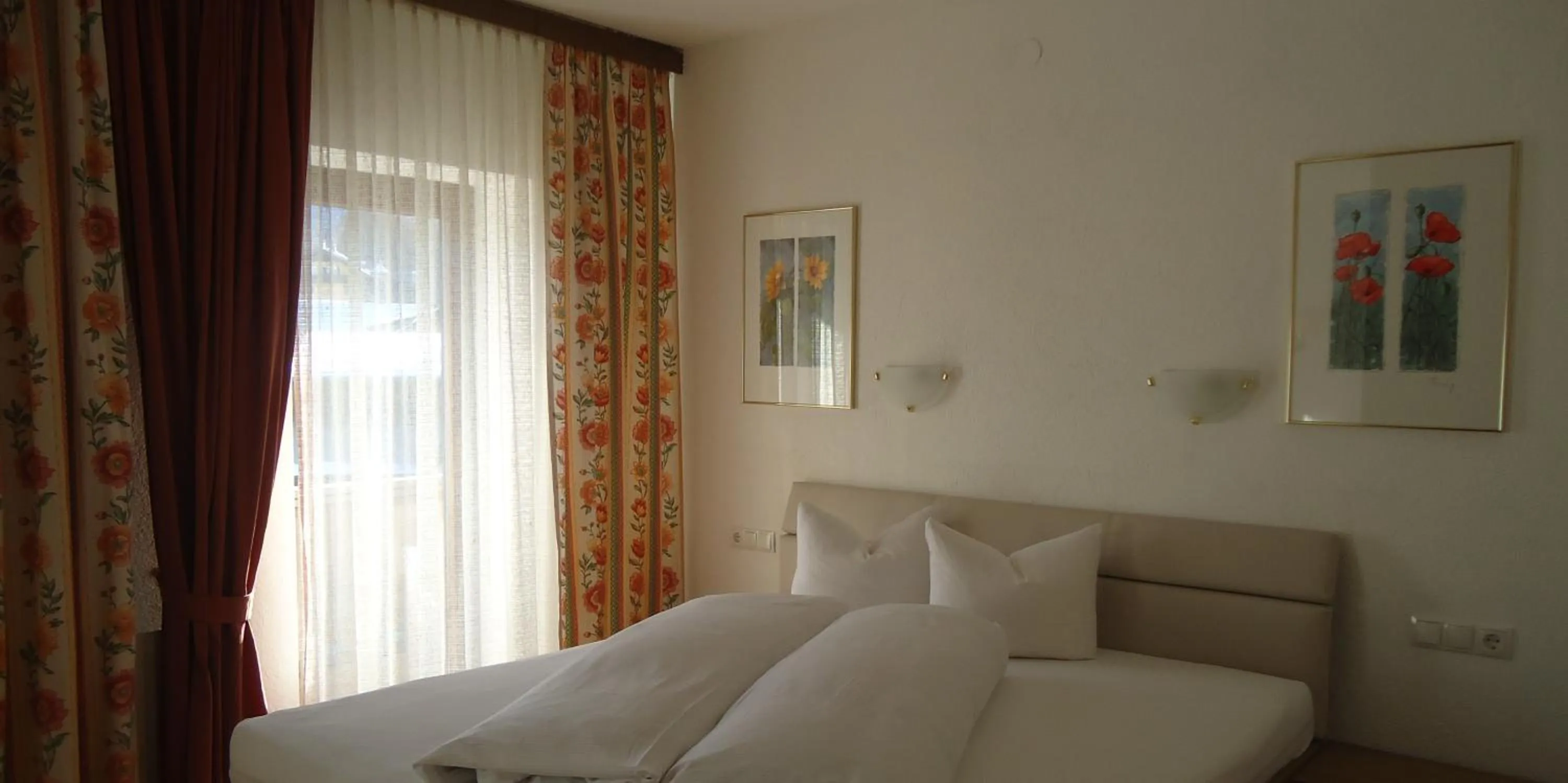 Bedroom, Bed in Landhaus Klausnerhof Hotel Garni