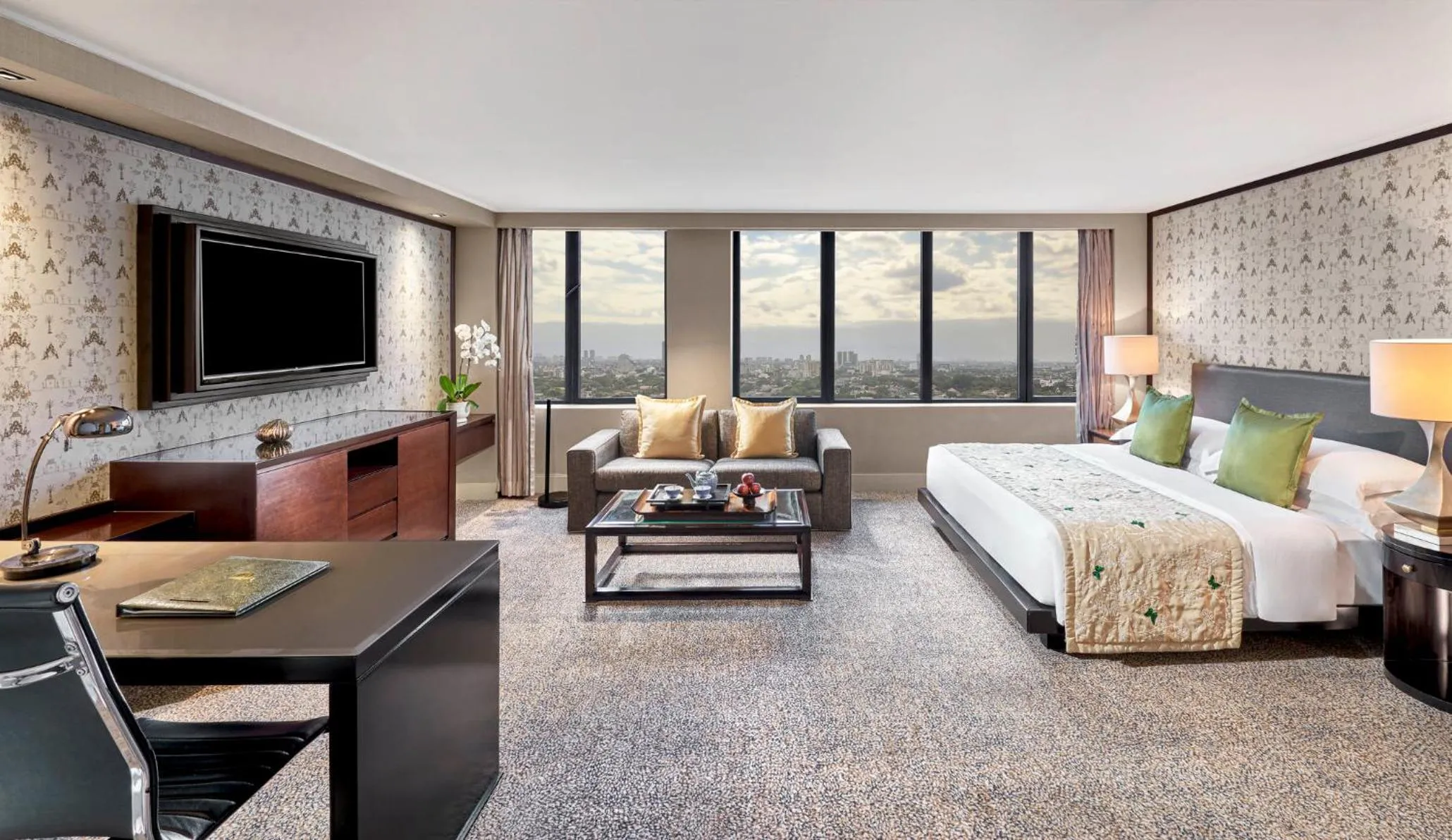 Photo of the whole room, Bed in Mandarin Oriental, Jakarta