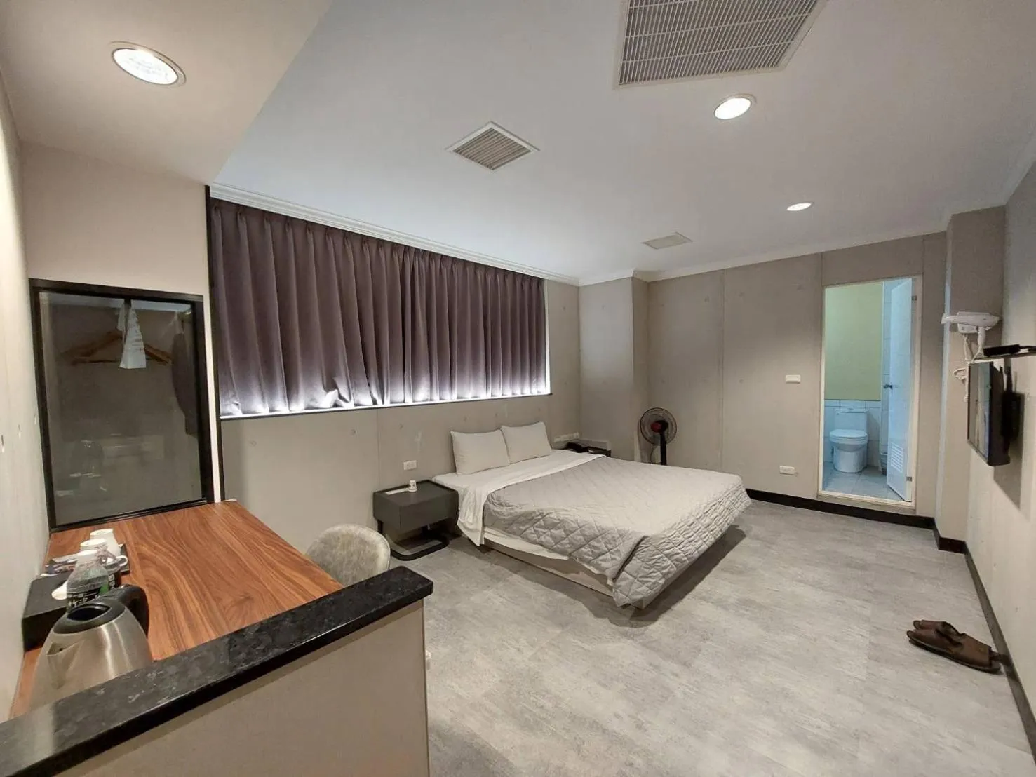 Photo of the whole room, Bed in Hwa Nan Hotel