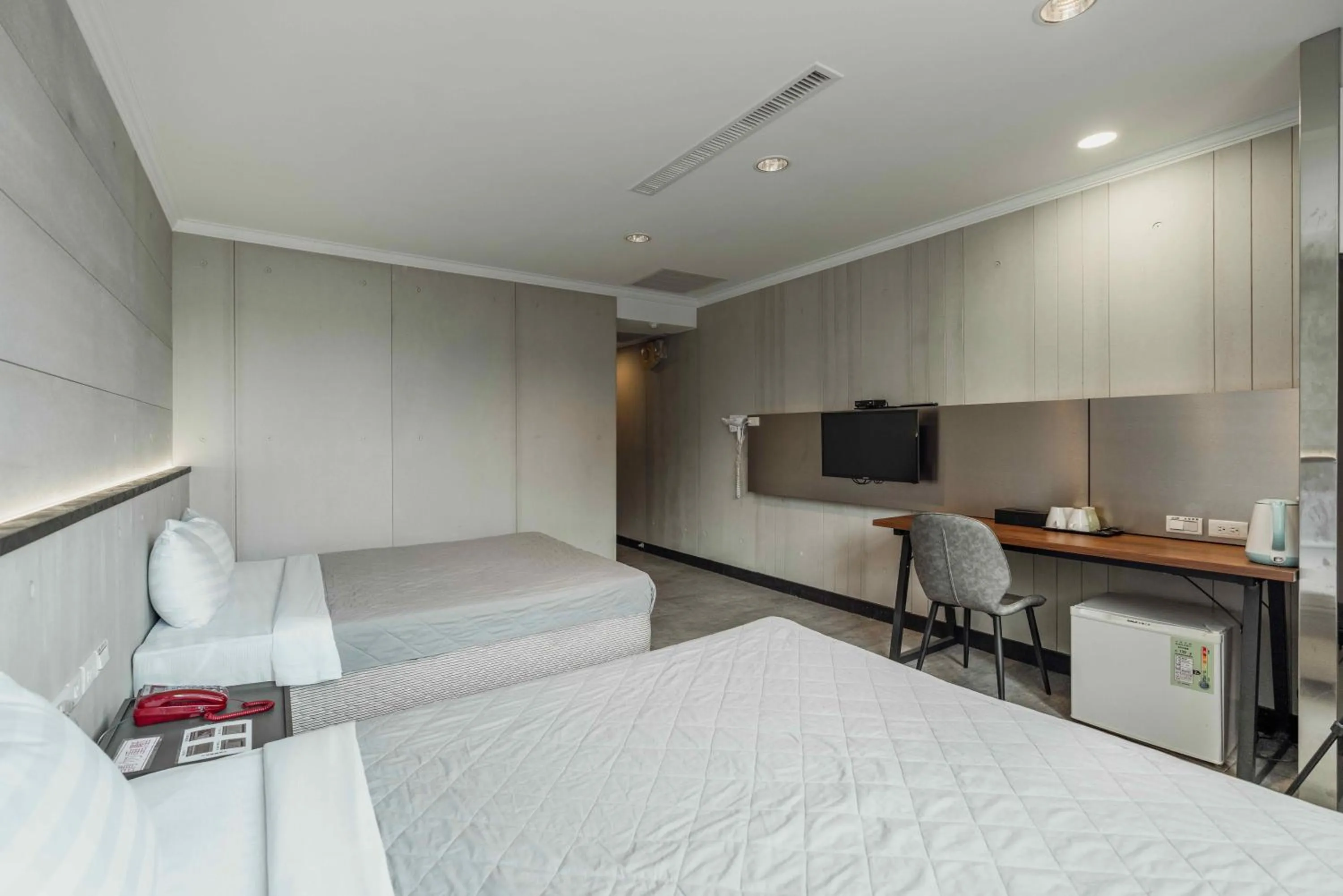 Photo of the whole room, Bed in Hwa Nan Hotel