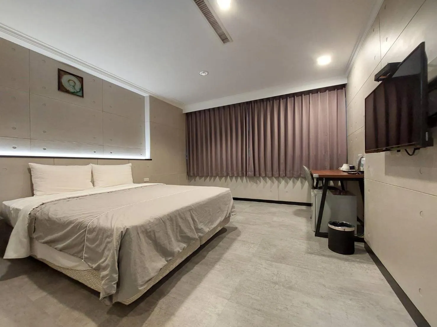 Photo of the whole room, Bed in Hwa Nan Hotel
