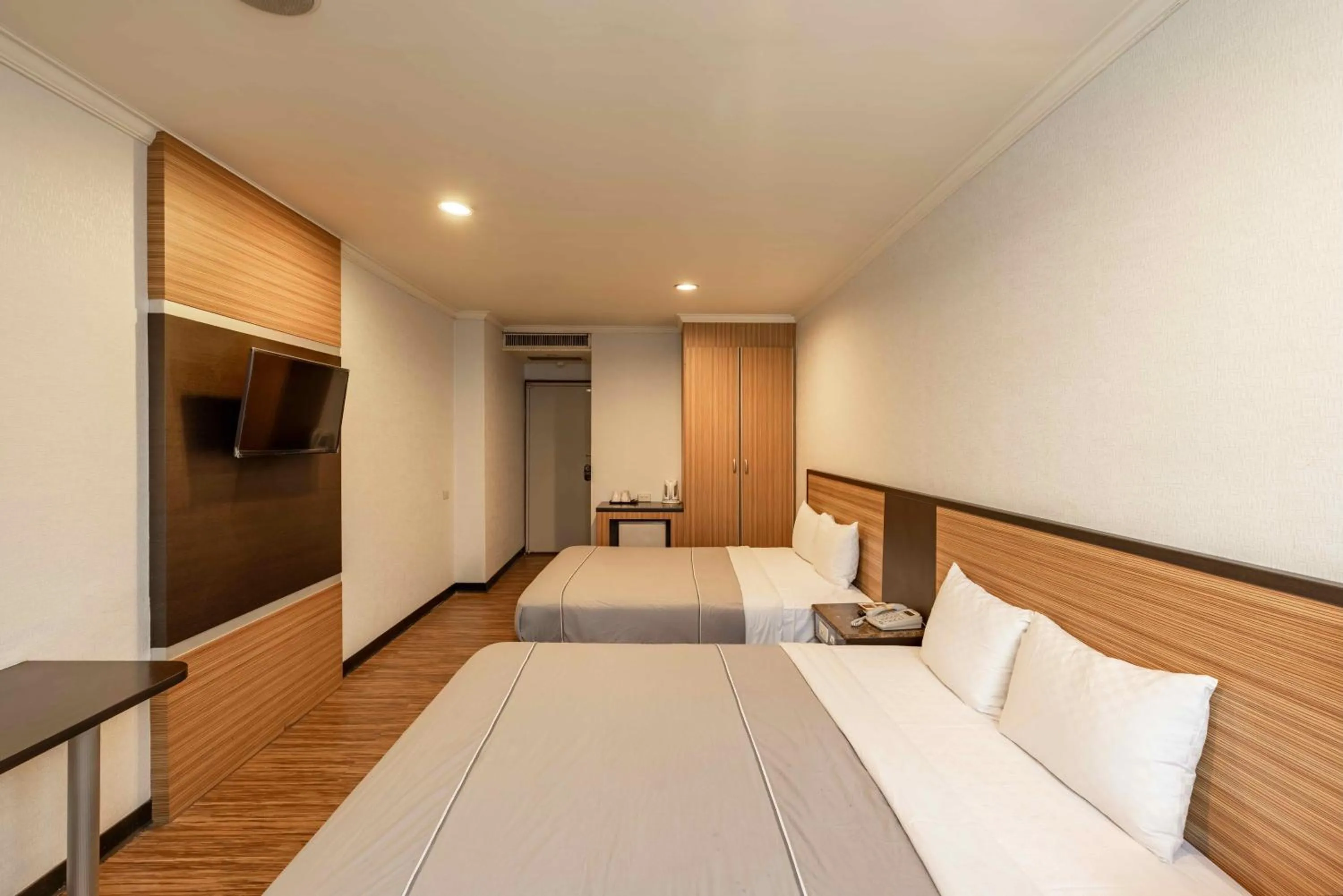 Photo of the whole room, Bed in Hwa Nan Hotel