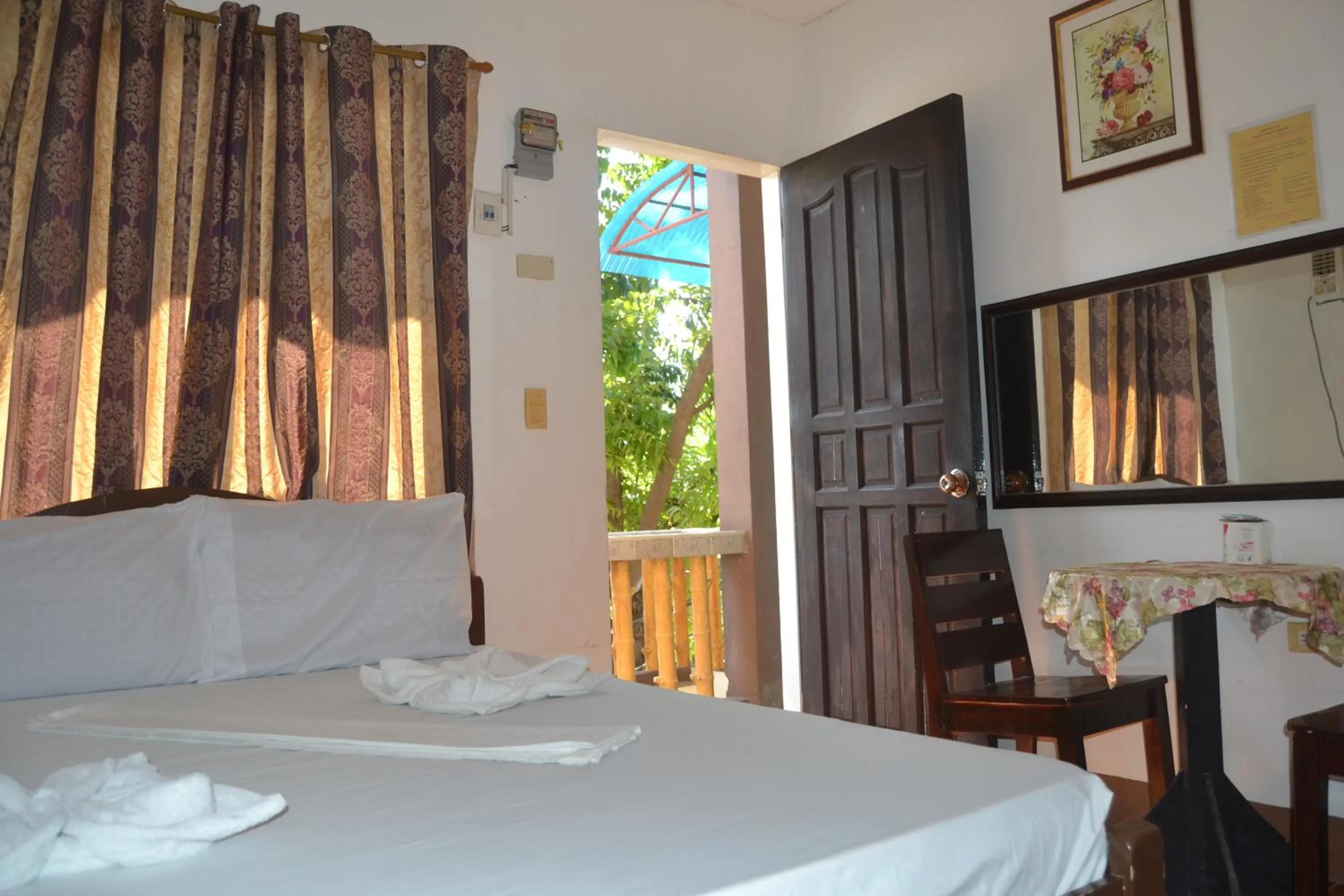 Photo of the whole room, Bed in Nanette's Tourist Inn