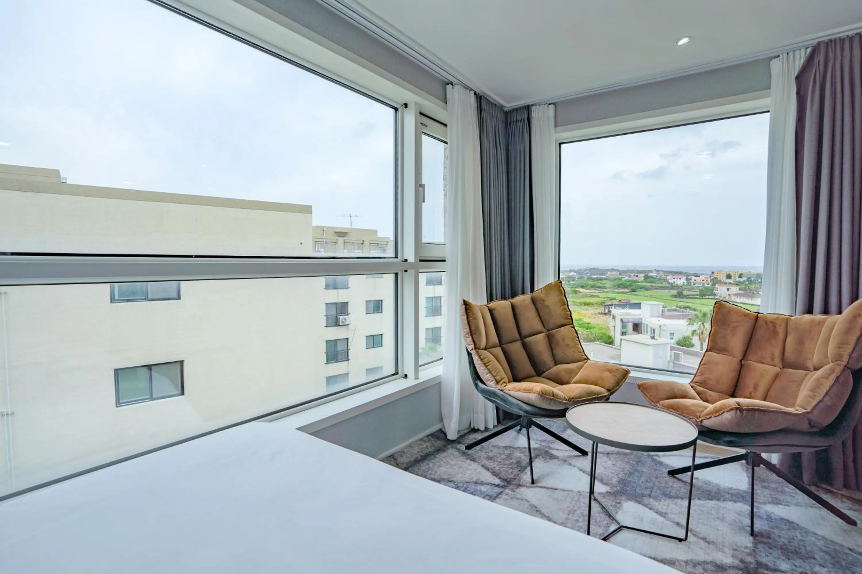 Photo of the whole room in Hotel Sweet Castle Jeju Hamdeok