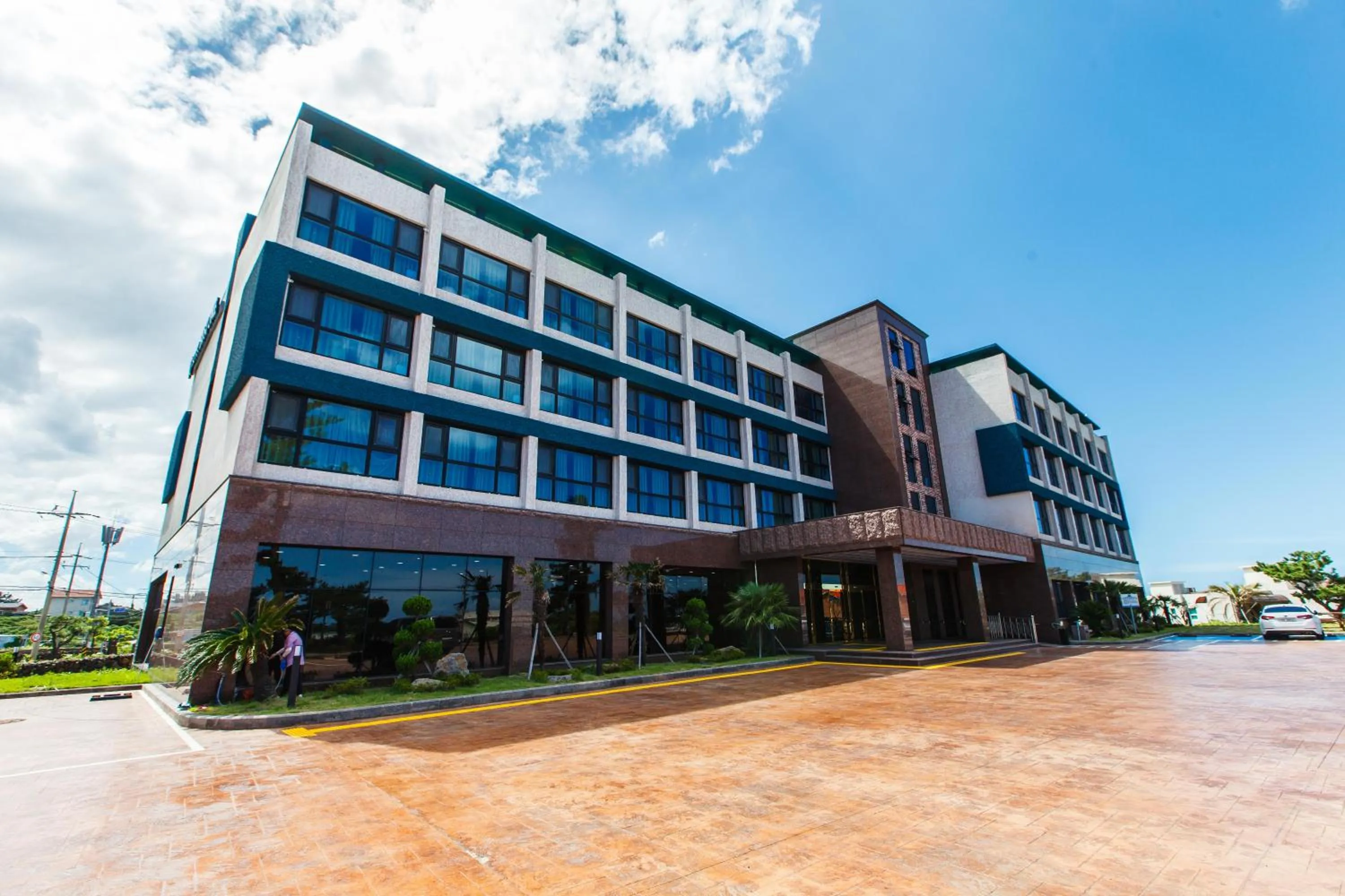 Property building in Hotel Sweet Castle Jeju Hamdeok