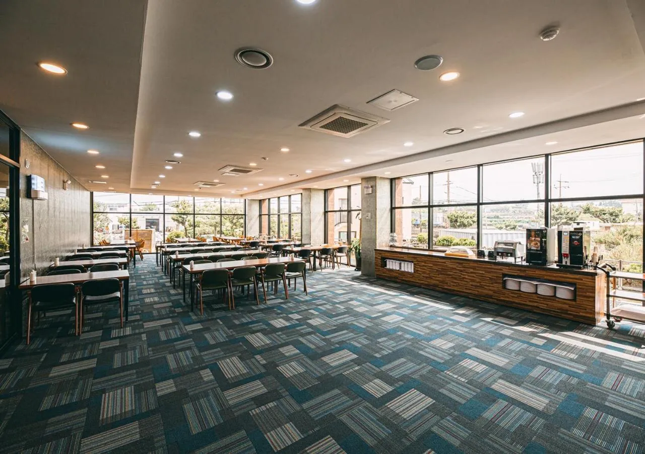 Restaurant/places to eat in Hotel Sweet Castle Jeju Hamdeok