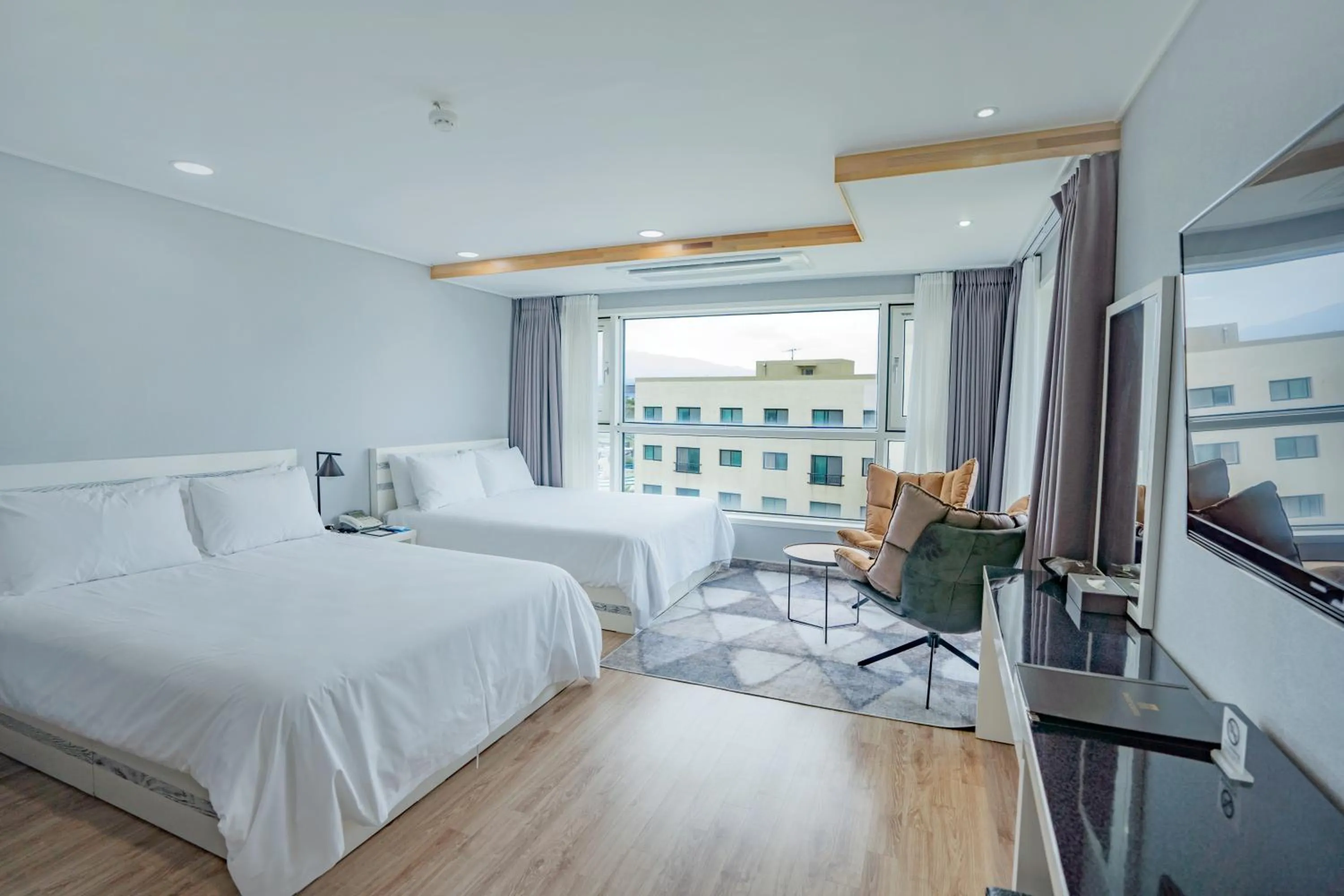 Photo of the whole room, Bed in Hotel Sweet Castle Jeju Hamdeok