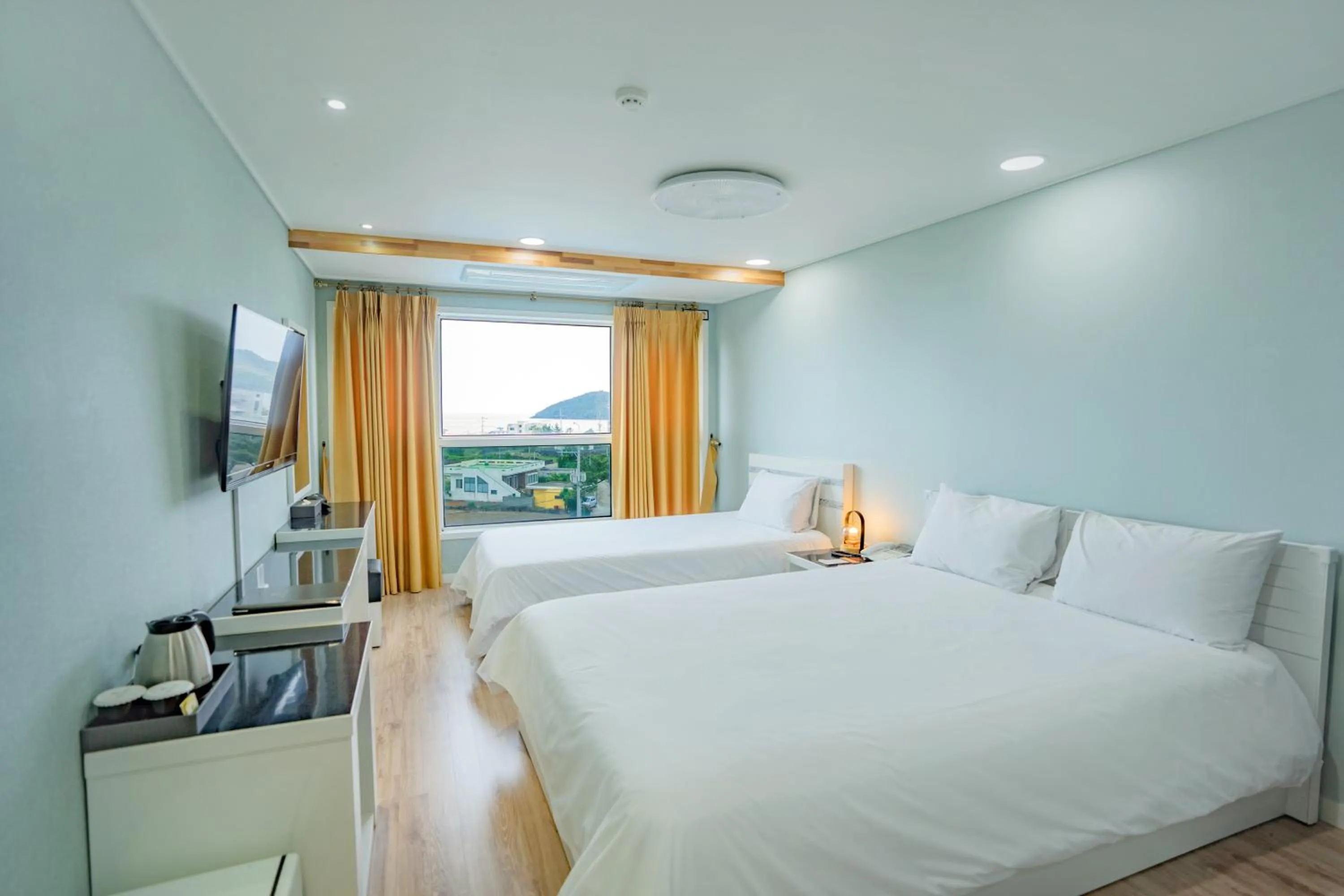 View (from property/room), Bed in Hotel Sweet Castle Jeju Hamdeok