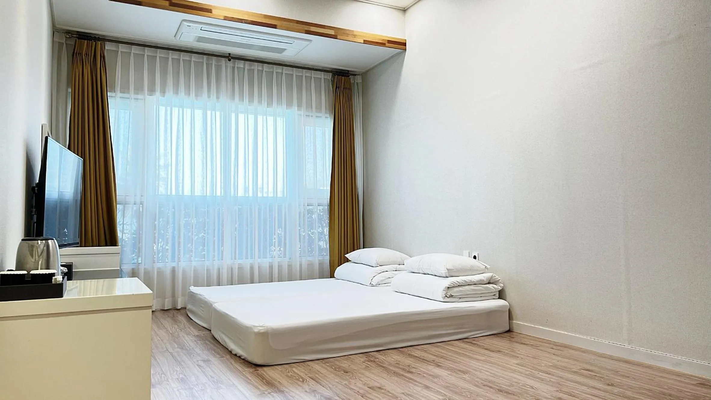 Photo of the whole room, Bed in Hotel Sweet Castle Jeju Hamdeok