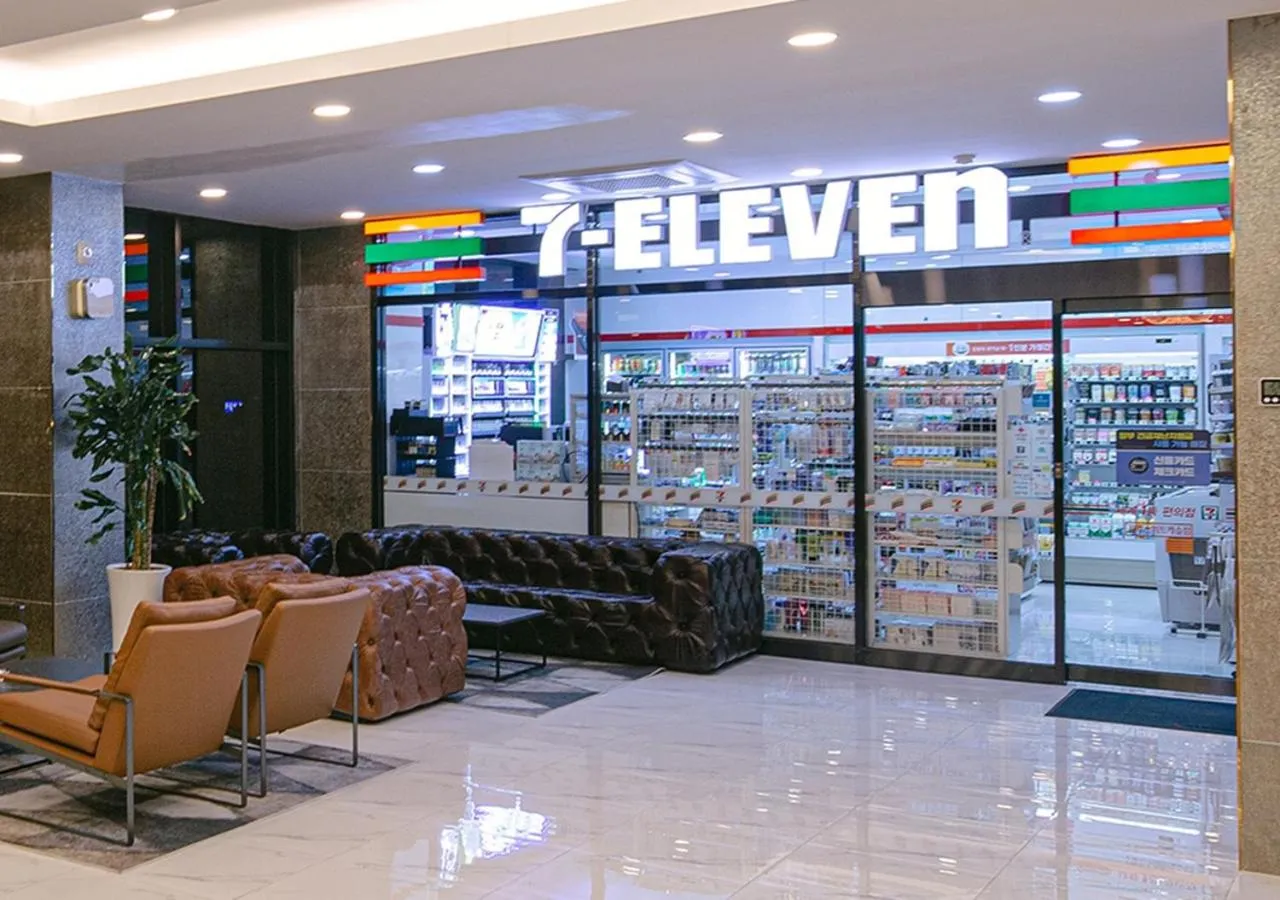 Supermarket/grocery shop in Hotel Sweet Castle Jeju Hamdeok