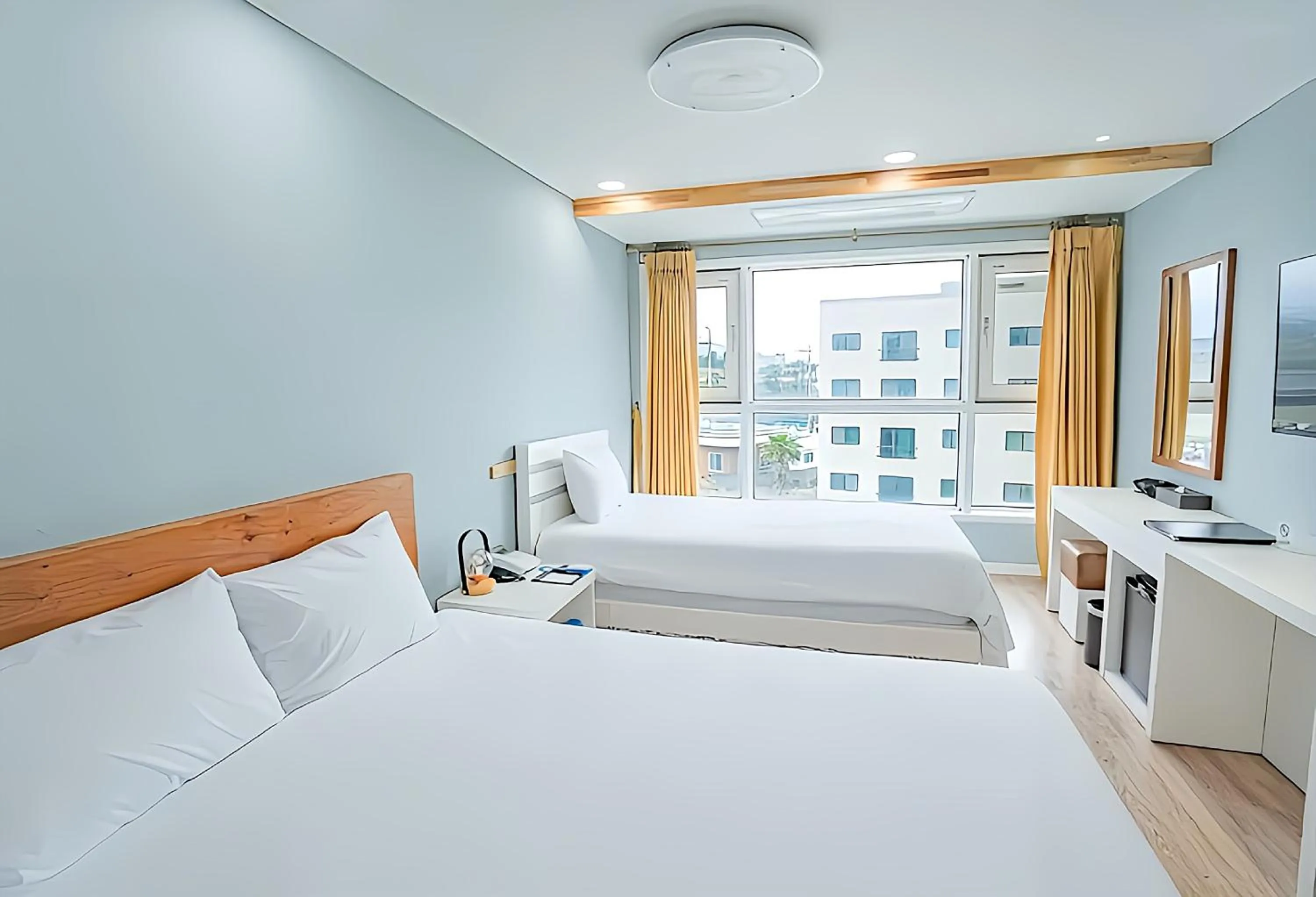 Photo of the whole room, Bed in Hotel Sweet Castle Jeju Hamdeok