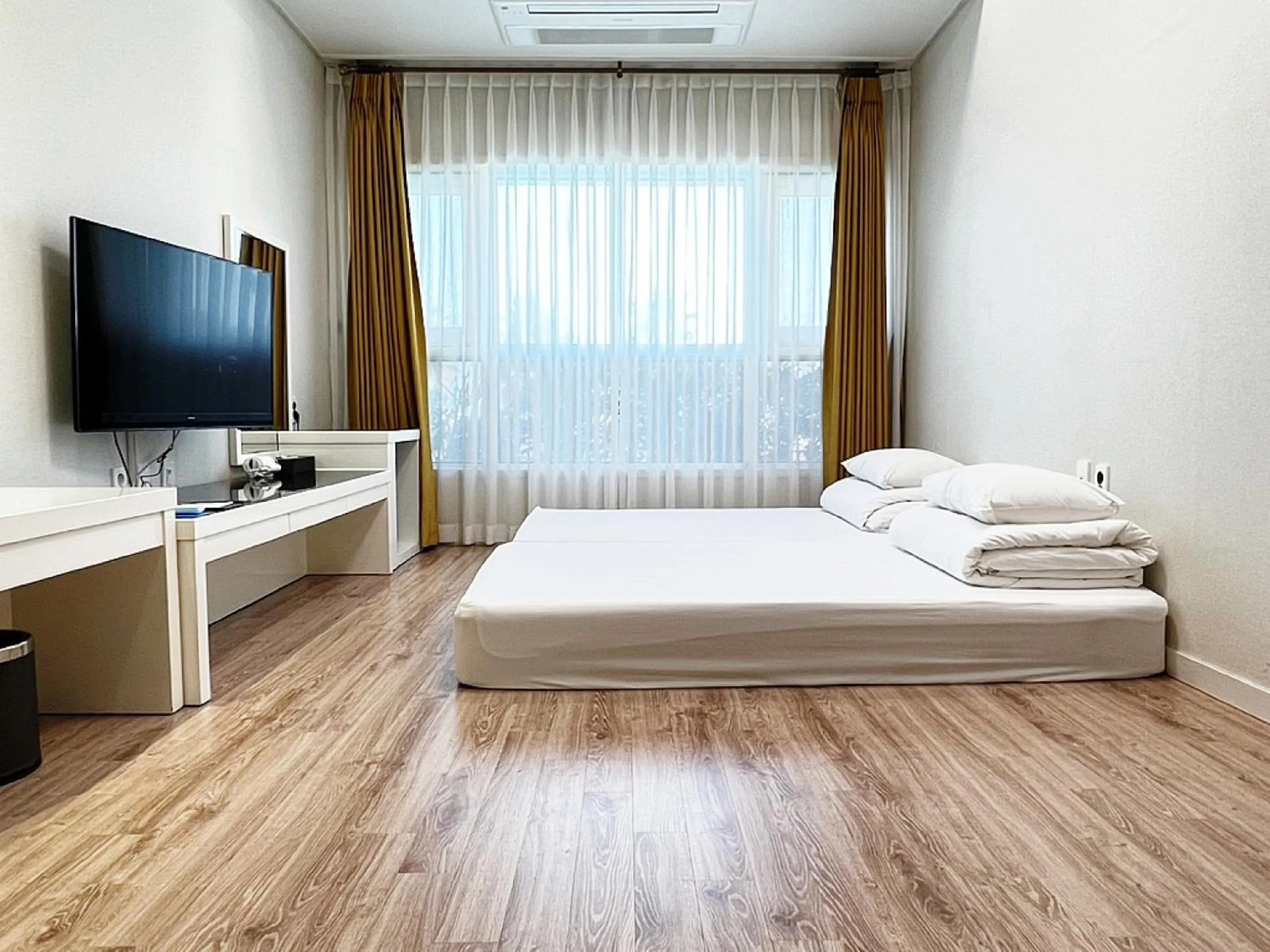 Photo of the whole room, Bed in Hotel Sweet Castle Jeju Hamdeok