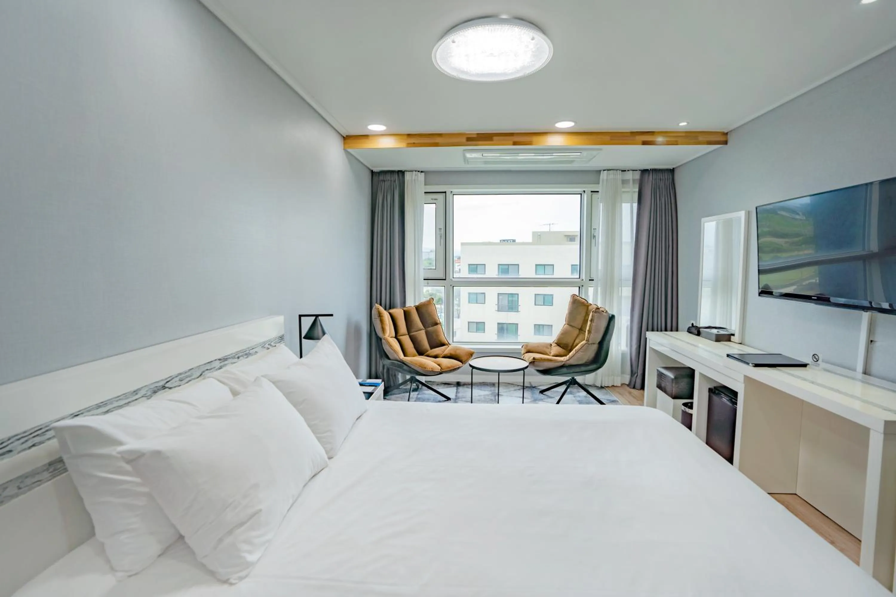 Photo of the whole room, Bed in Hotel Sweet Castle Jeju Hamdeok