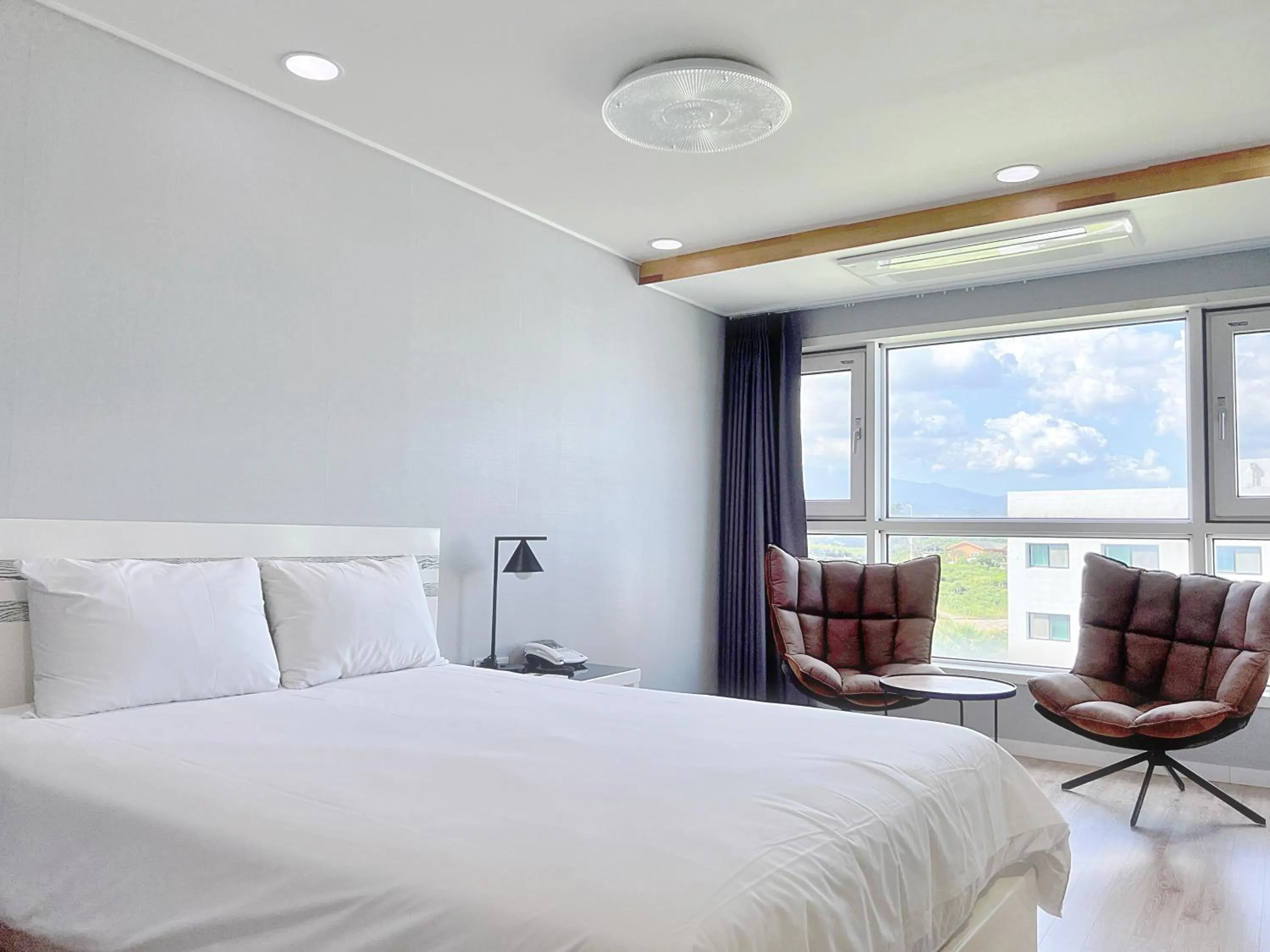 View (from property/room), Bed in Hotel Sweet Castle Jeju Hamdeok