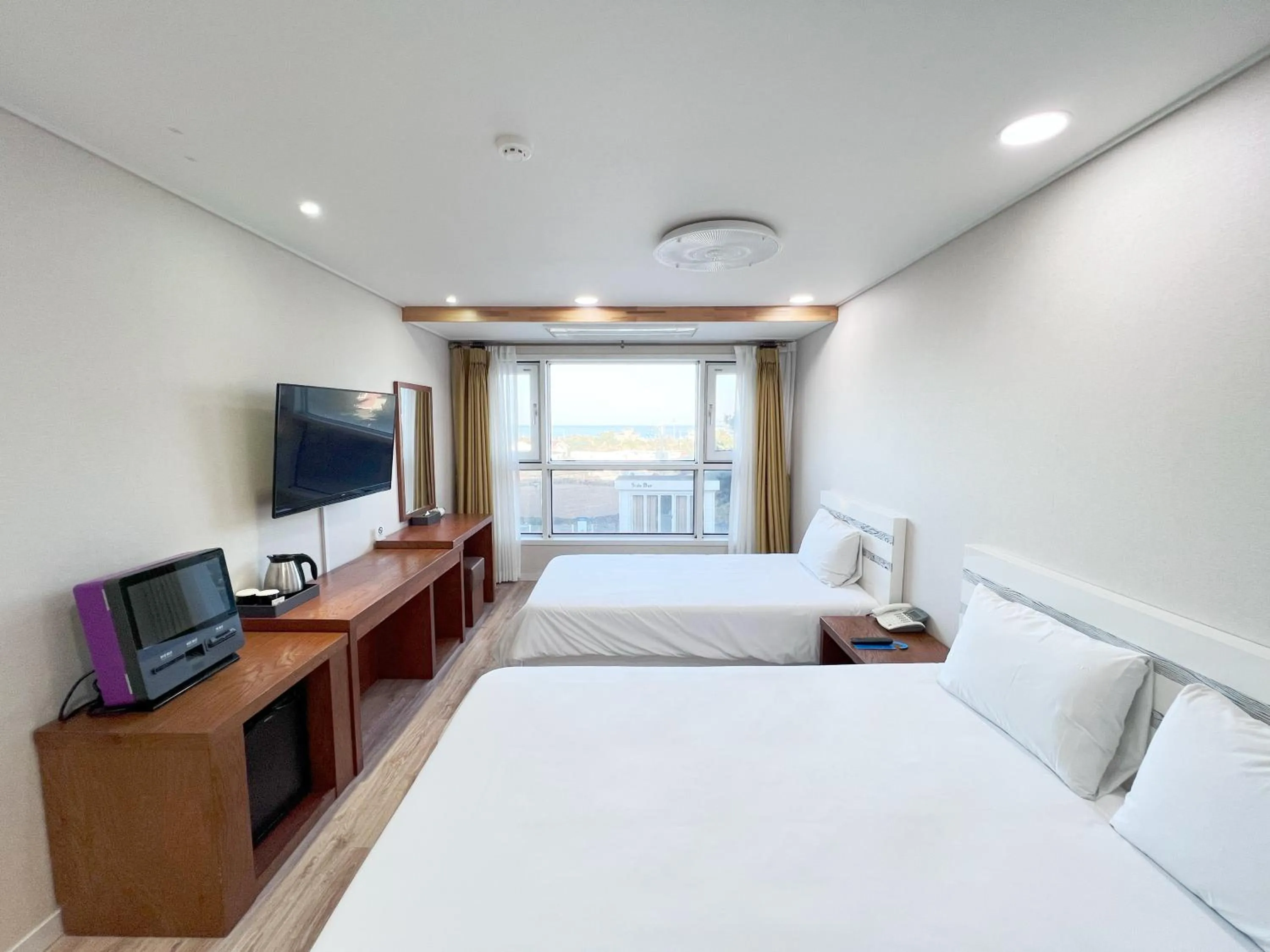 View (from property/room), Bed in Hotel Sweet Castle Jeju Hamdeok