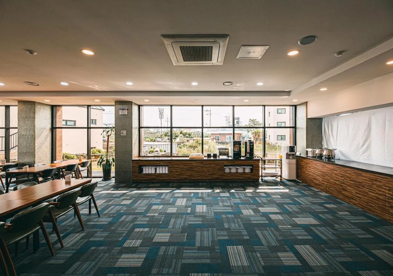 Restaurant/places to eat in Hotel Sweet Castle Jeju Hamdeok