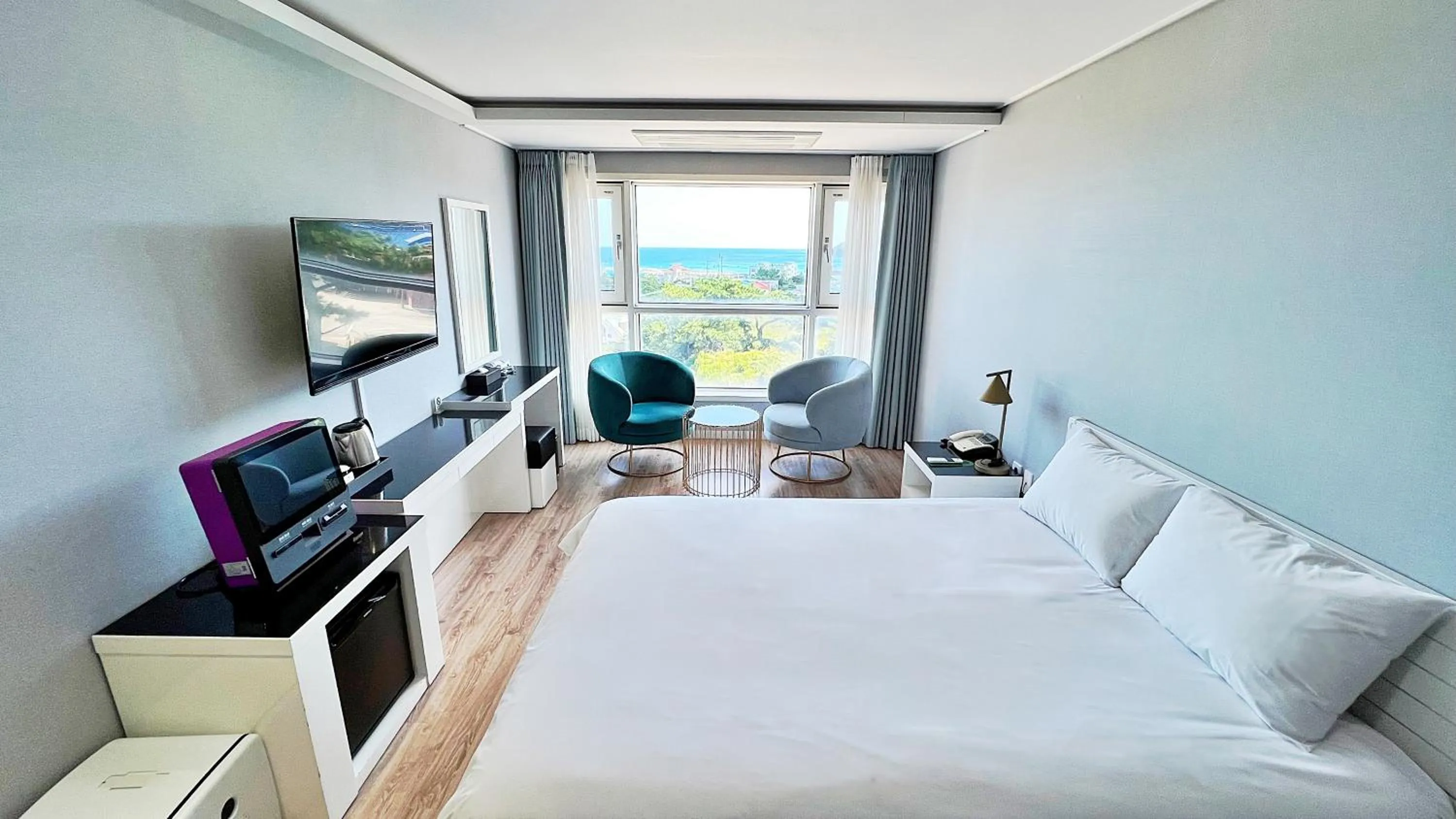 View (from property/room), Bed in Hotel Sweet Castle Jeju Hamdeok