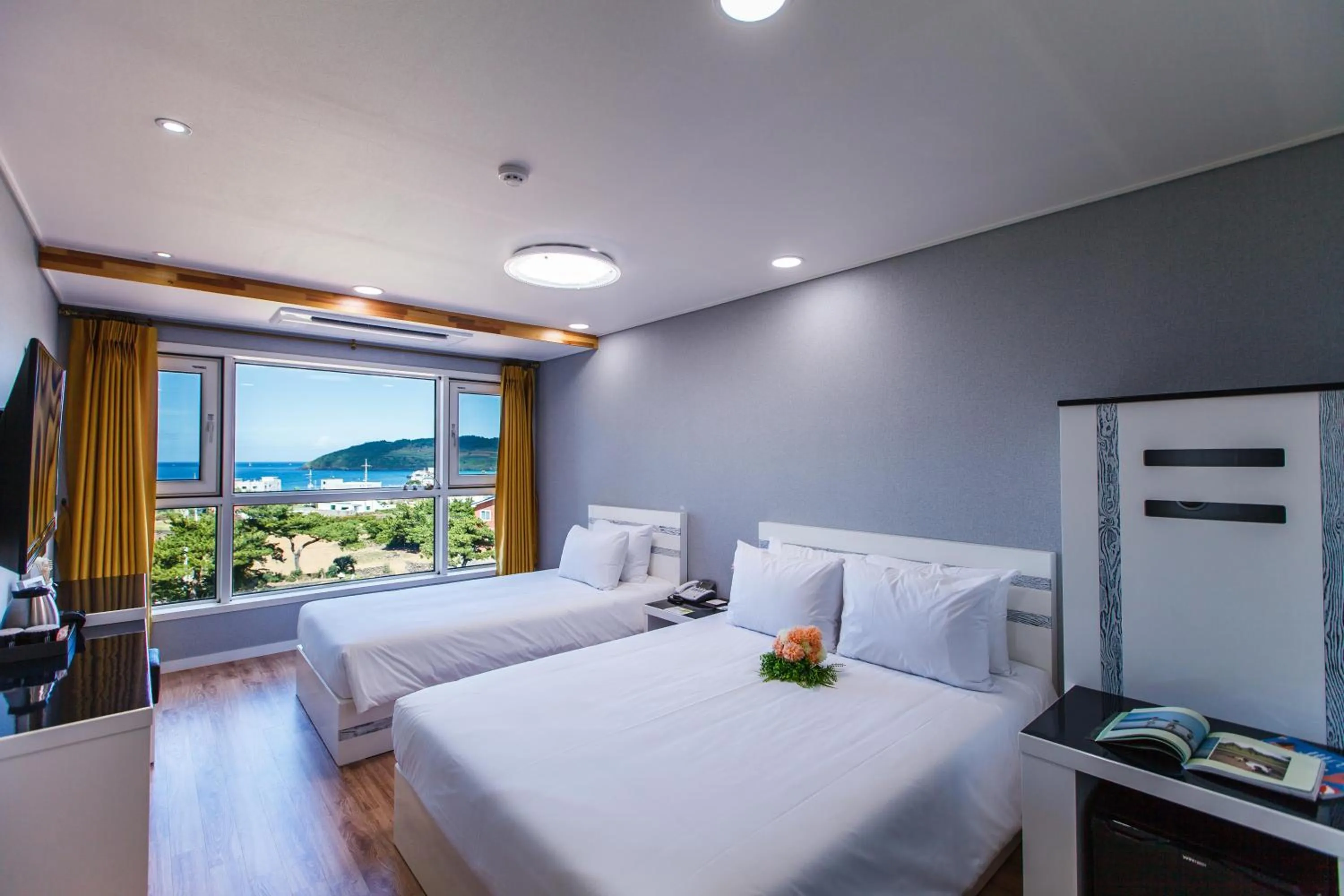 View (from property/room), Bed in Hotel Sweet Castle Jeju Hamdeok