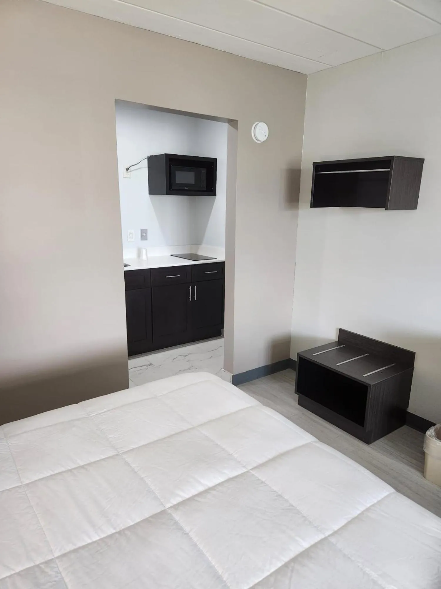 Kitchen or kitchenette, Bed in Royal Inn Hotel