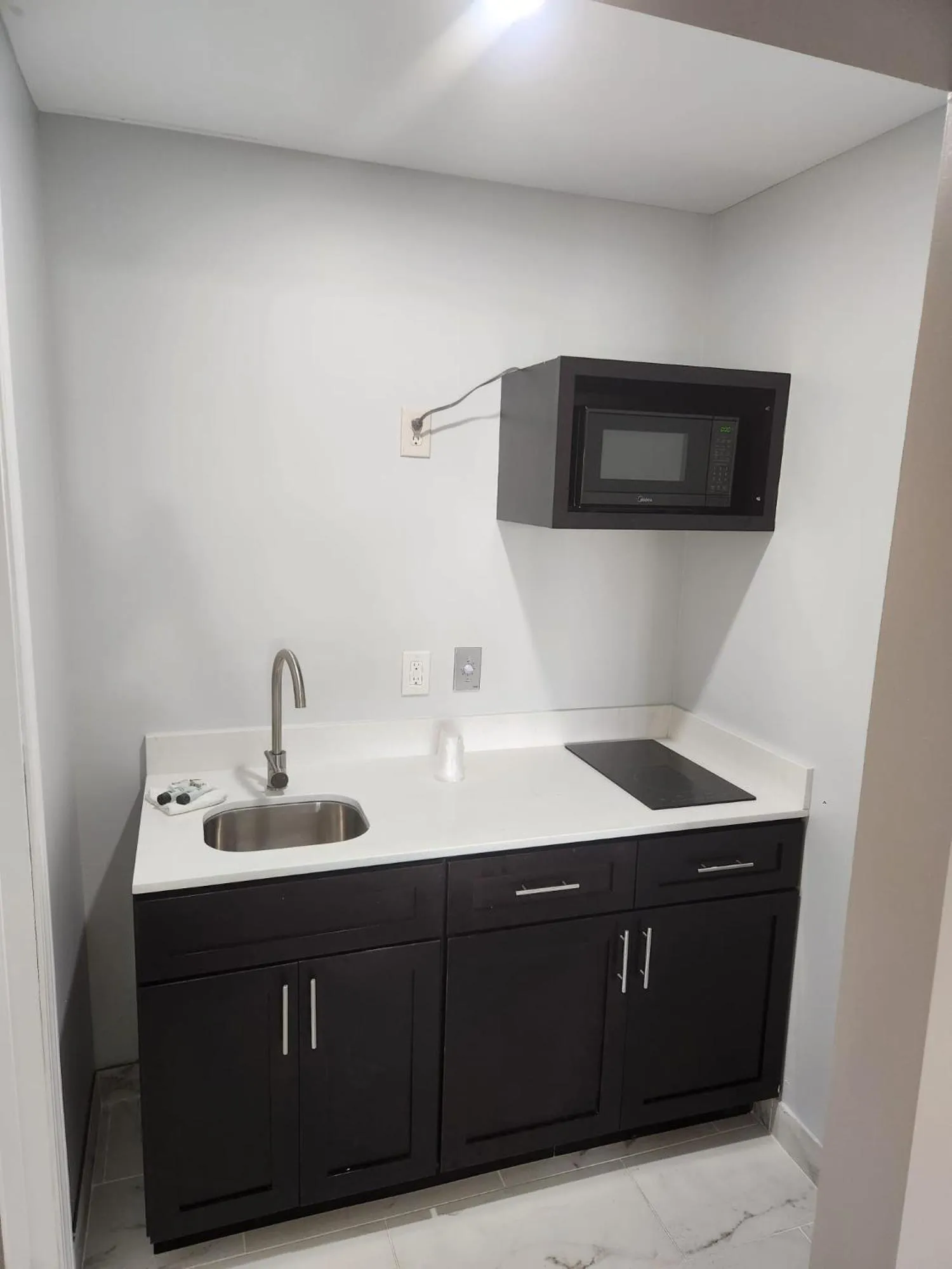 Kitchen or kitchenette in Royal Inn Hotel