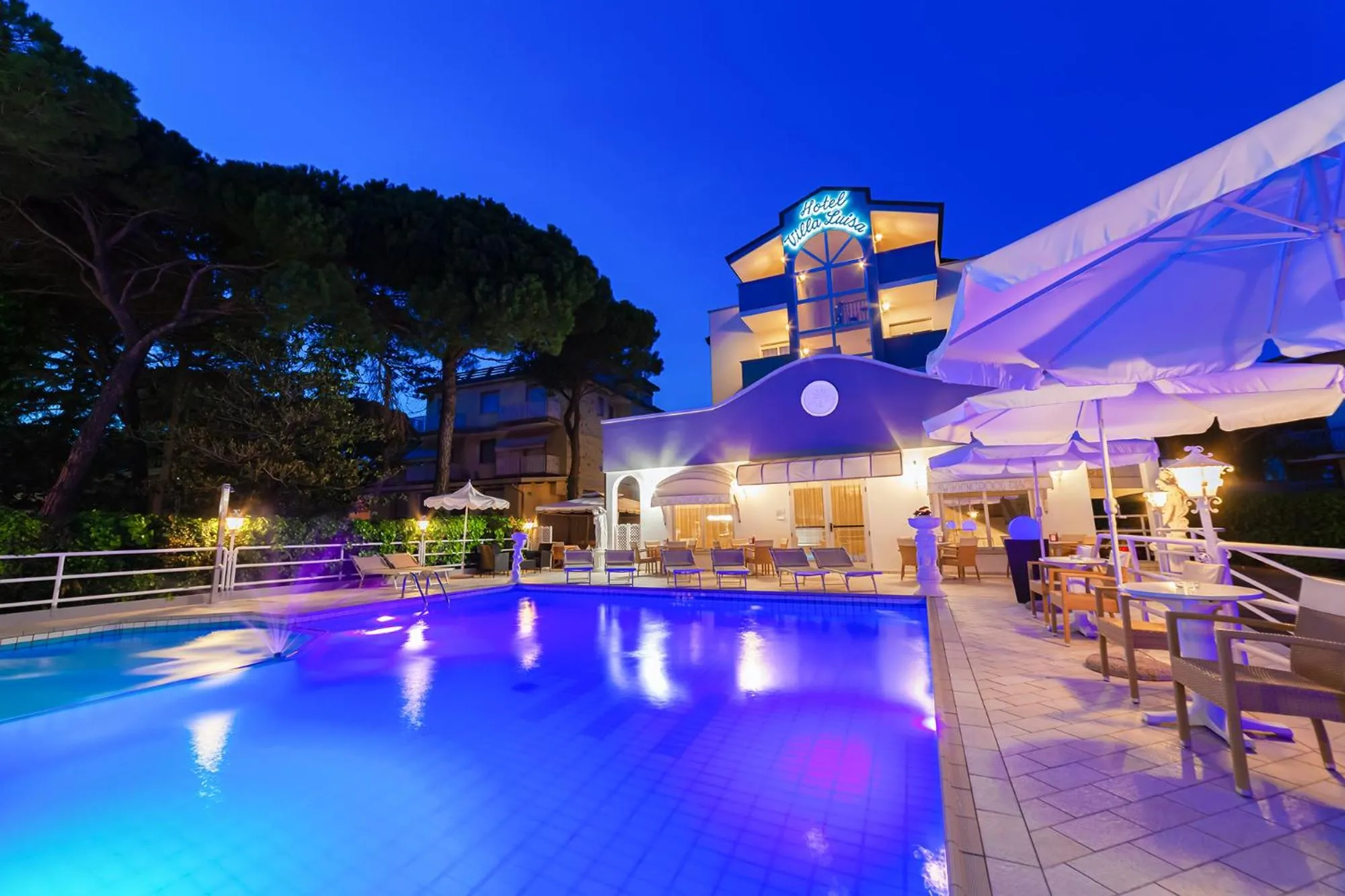 Swimming pool in Hotel Villa Luisa