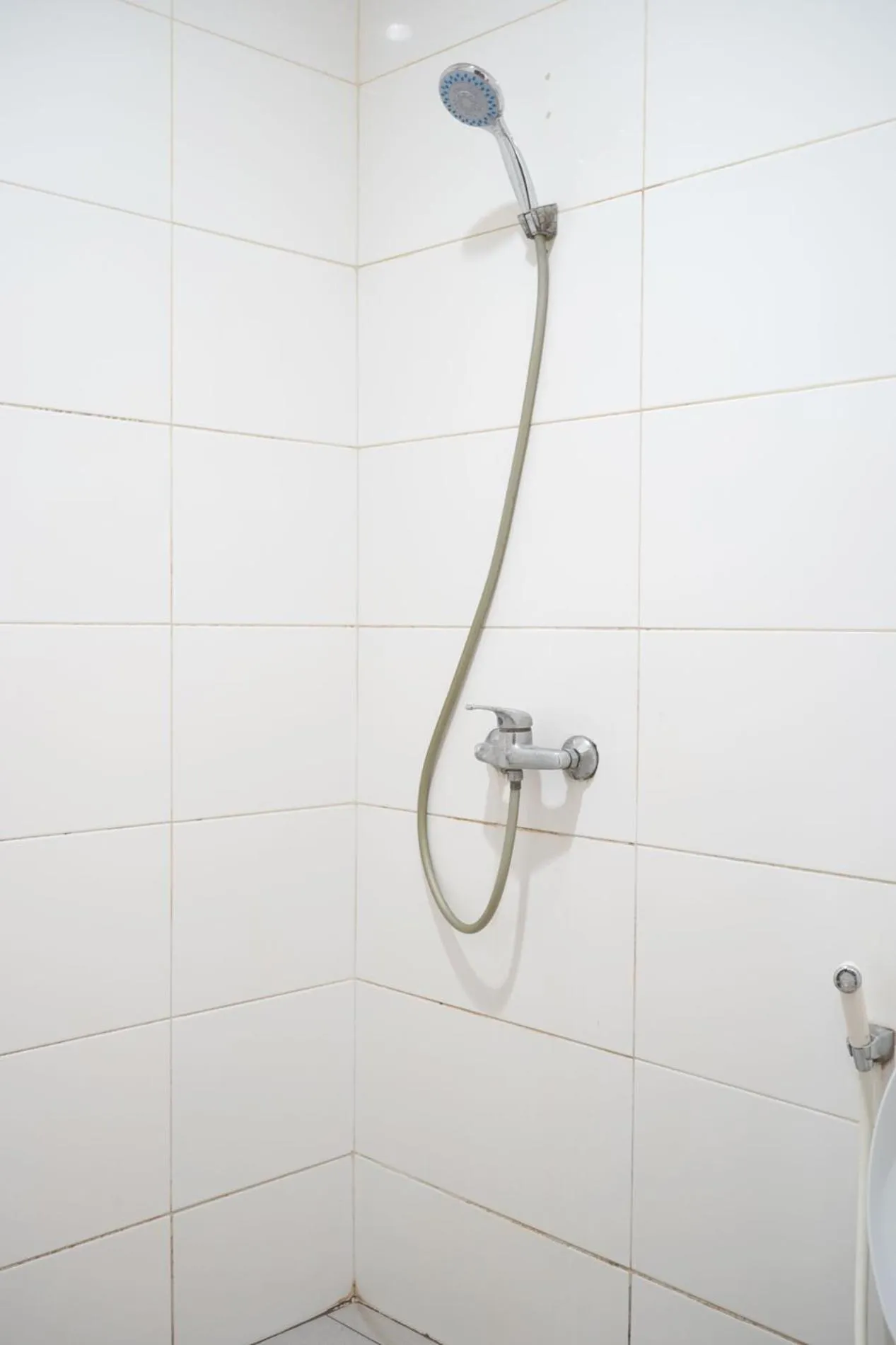 Shower in UROOMS Tanah Abang