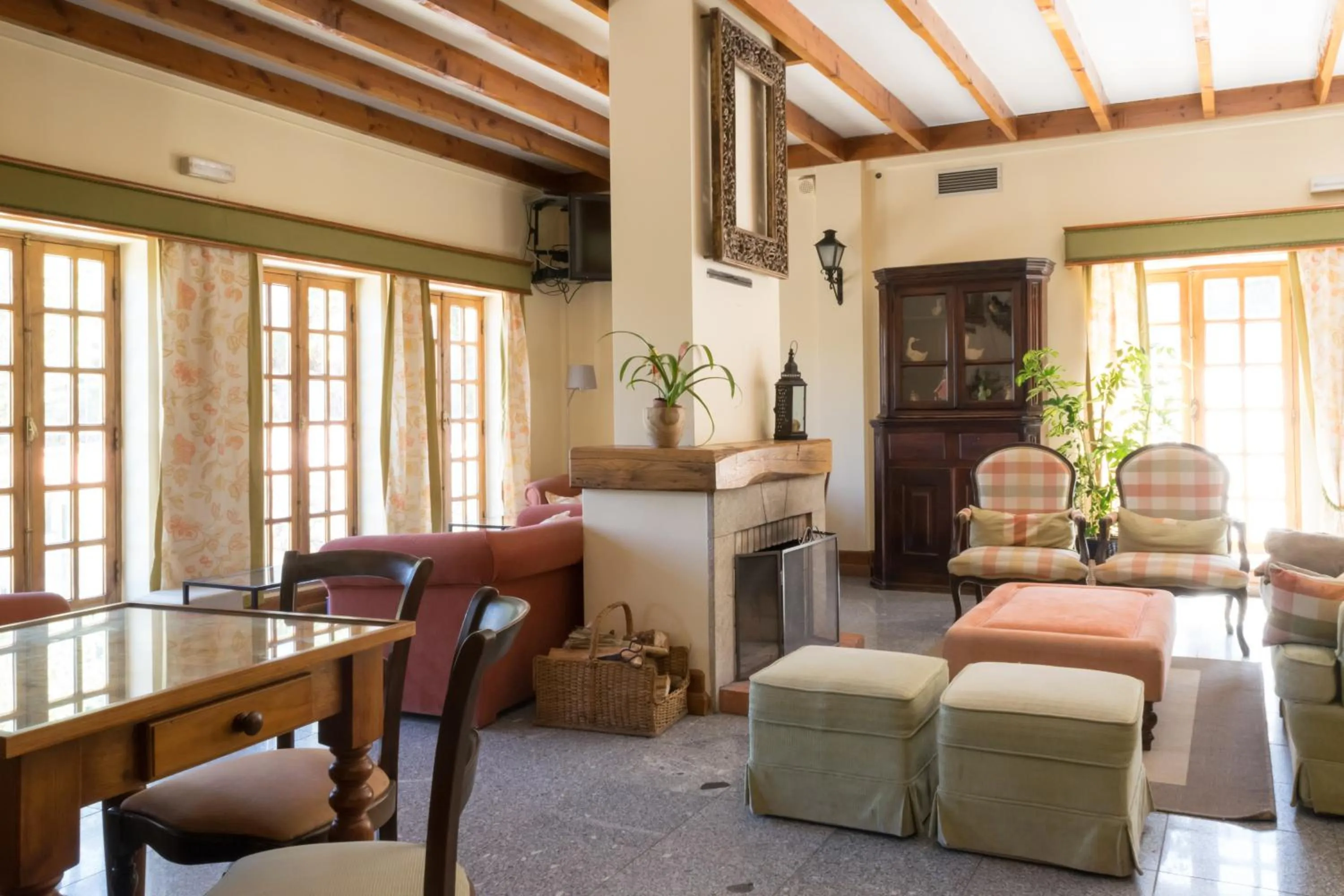 Communal lounge/ TV room in Quinta Do Crestelo Aparthotel