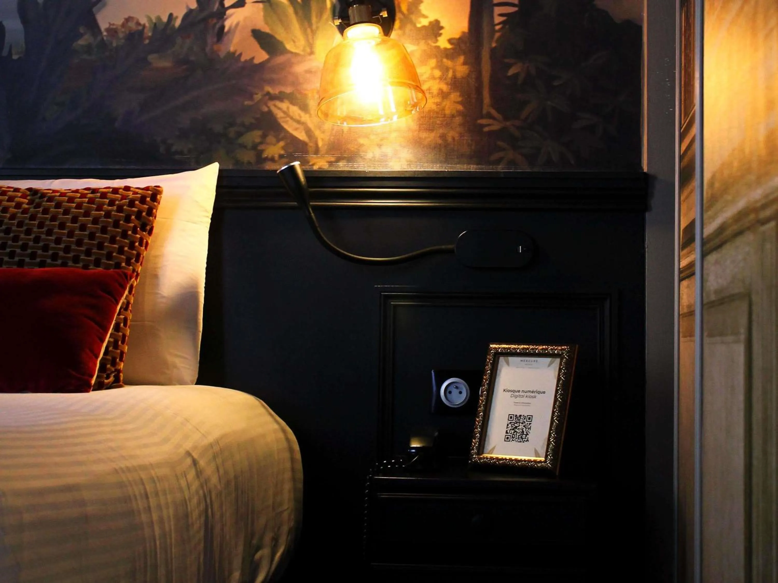 Bedroom, Bed in Hôtel Mercure Rochefort La Corderie Royale