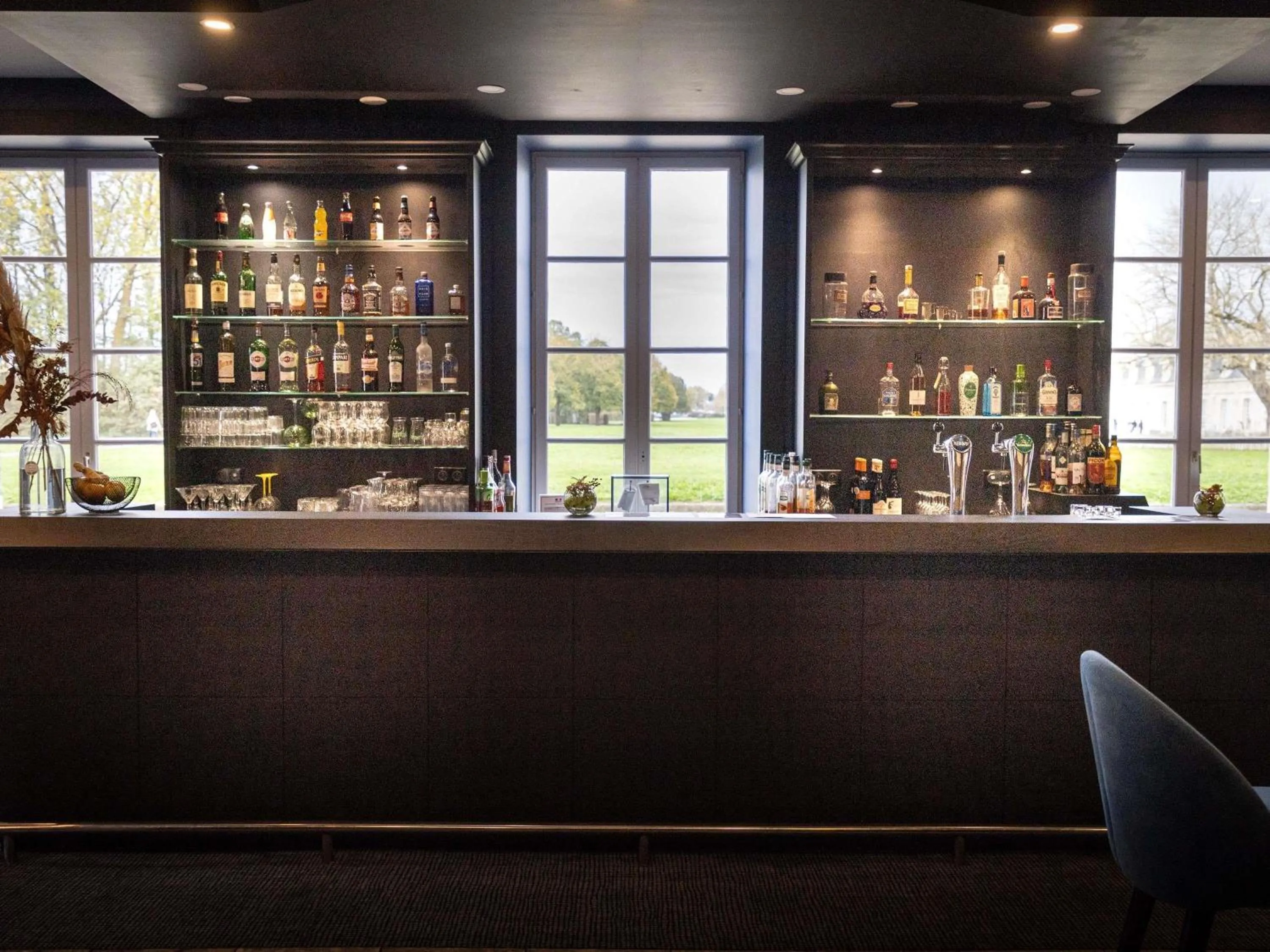 Lounge or bar in Hôtel Mercure Rochefort La Corderie Royale