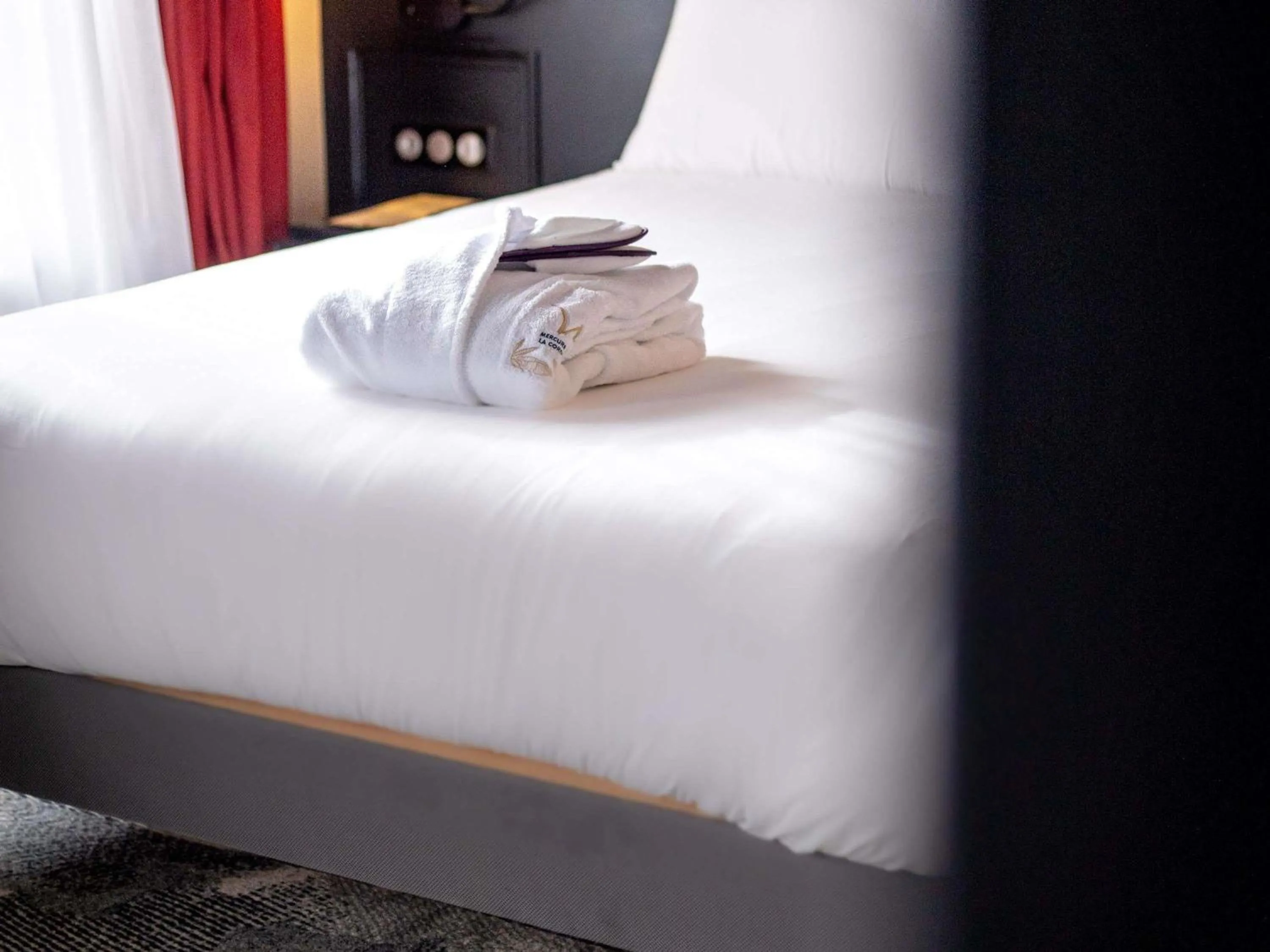 Bedroom, Bed in Hôtel Mercure Rochefort La Corderie Royale