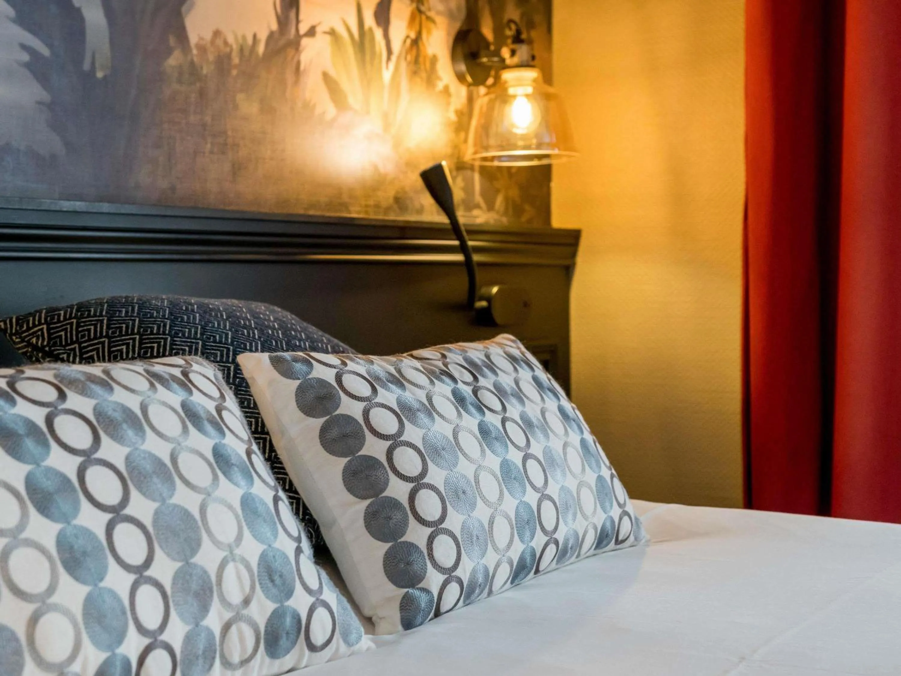 Bedroom, Bed in Hôtel Mercure Rochefort La Corderie Royale