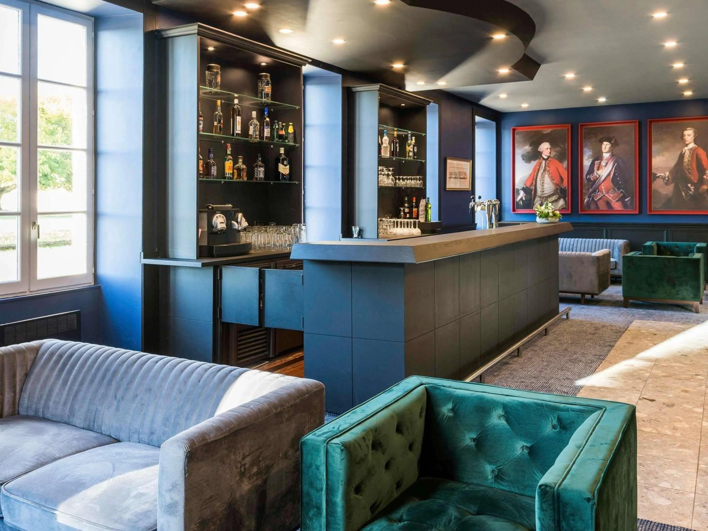 Lounge or bar in Hôtel Mercure Rochefort La Corderie Royale