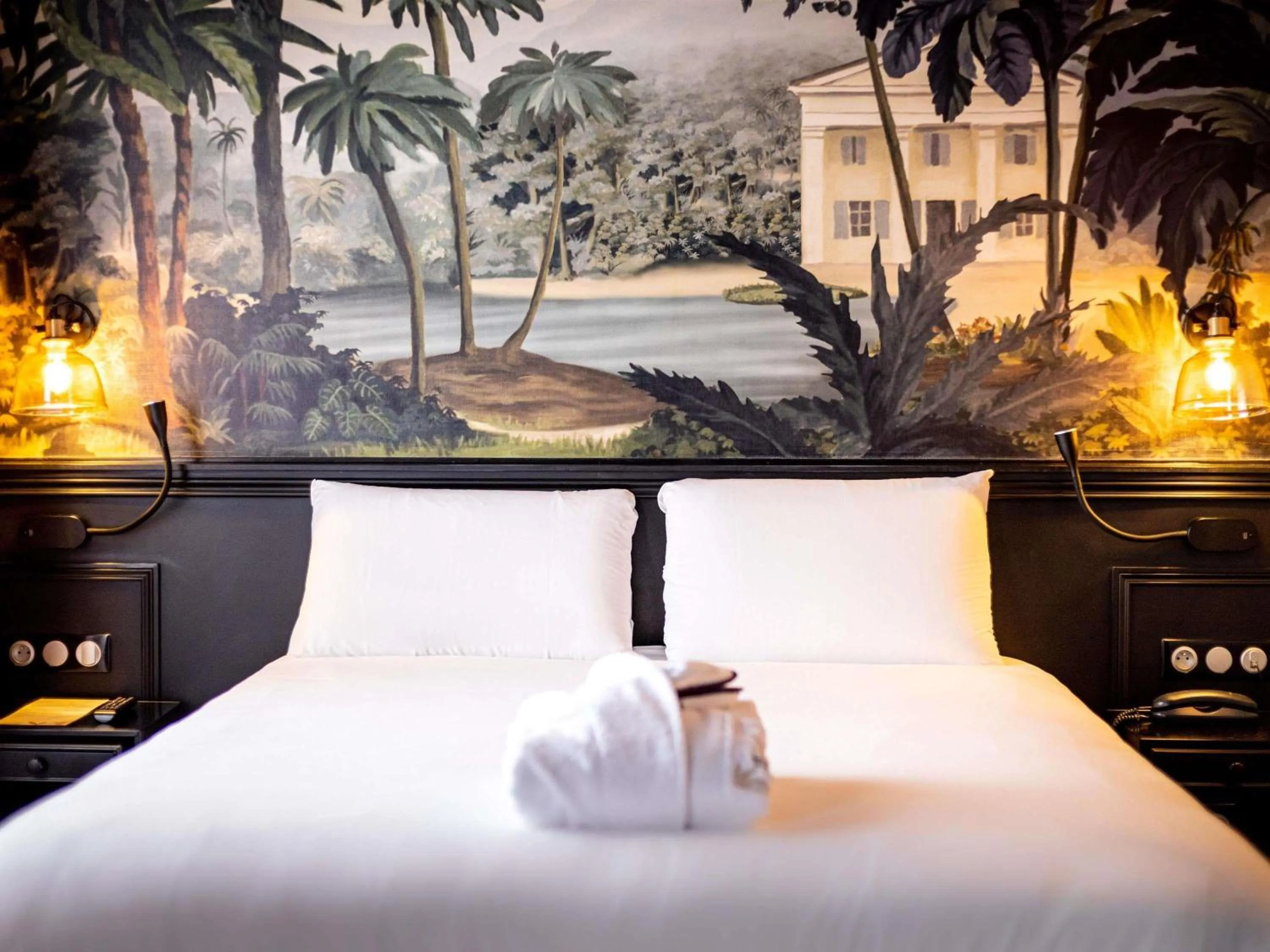 Bedroom, Bed in Hôtel Mercure Rochefort La Corderie Royale