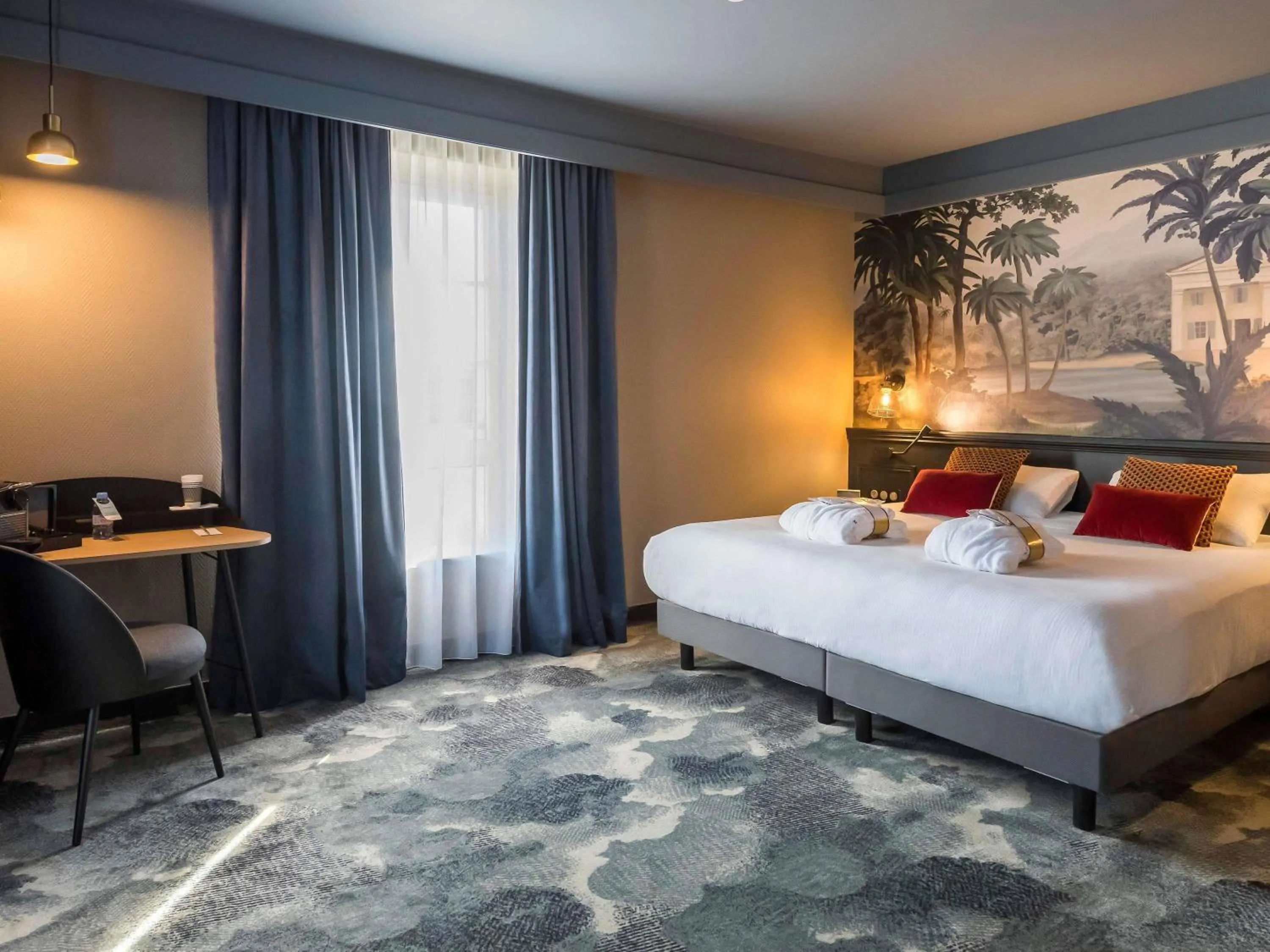 Bedroom, Bed in Hôtel Mercure Rochefort La Corderie Royale