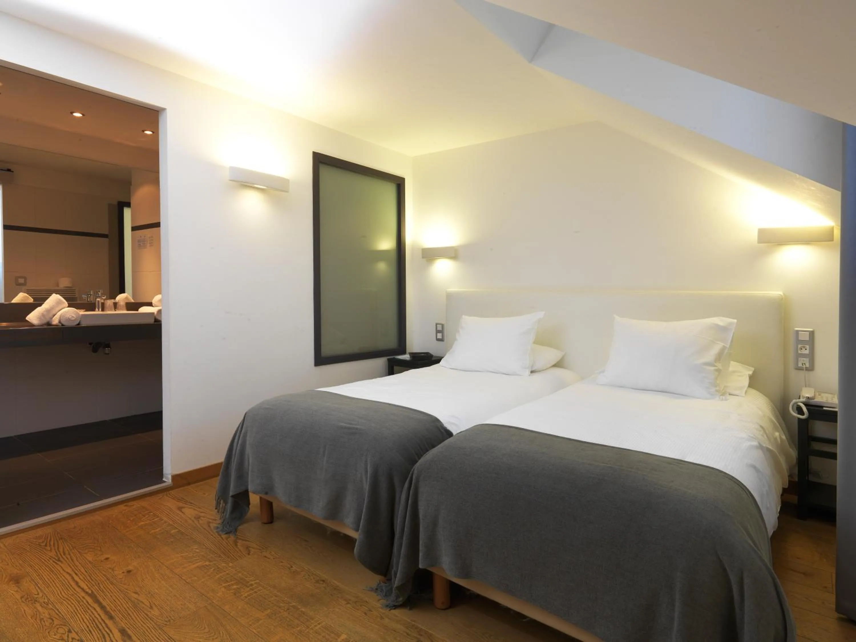 Bed in Le Manoir d'Agnès Logis hôtel restaurant