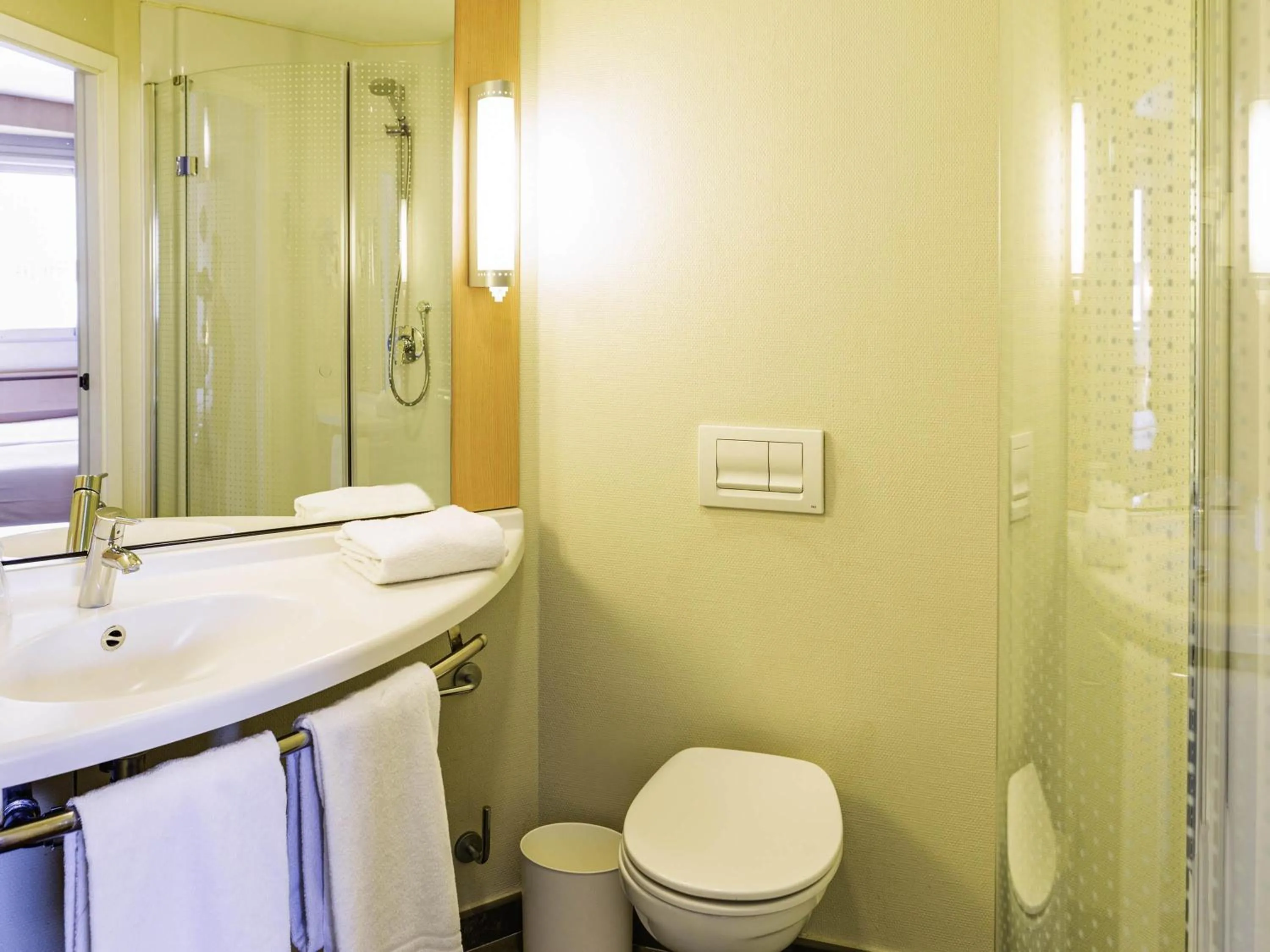 Bedroom in Ibis Oviedo