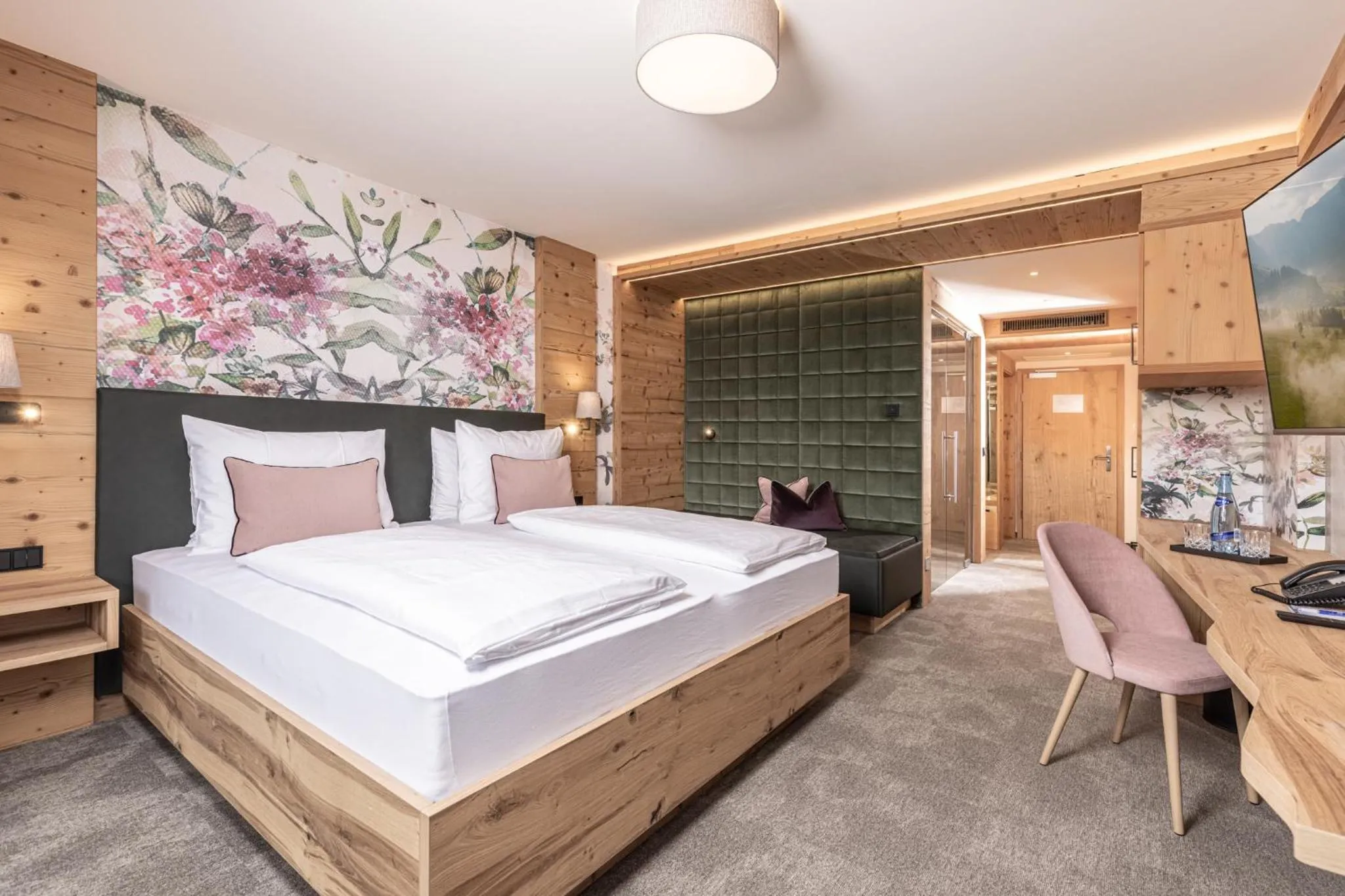 Photo of the whole room, Bed in 4*S Galtenberg Resort