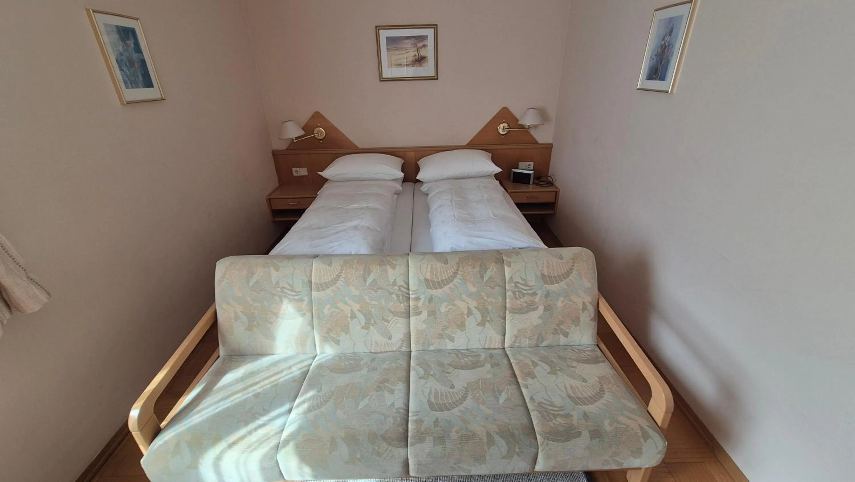 Bed in Haus Kraller-Urlaub mit Seeblick